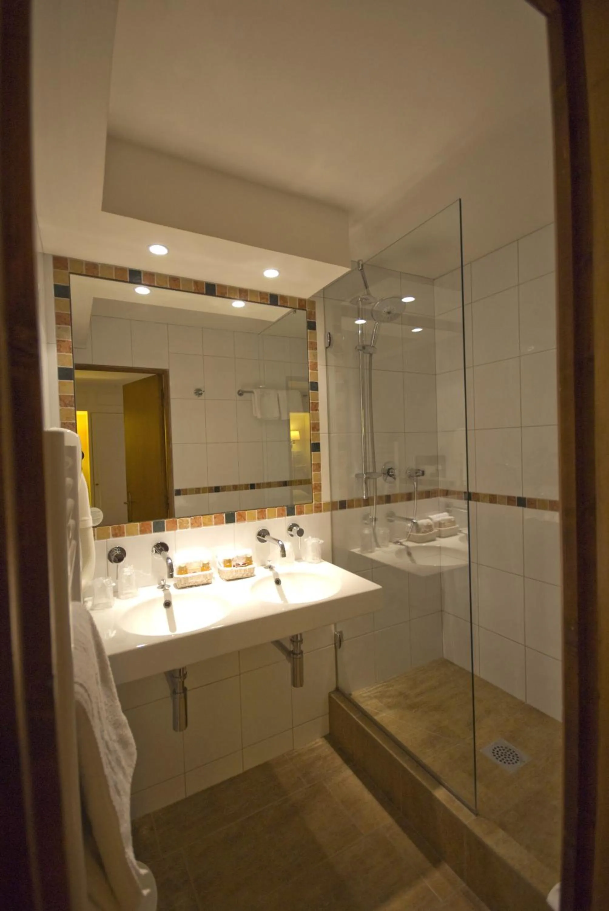 Shower in Hôtel Saint-Paul Rive-Gauche