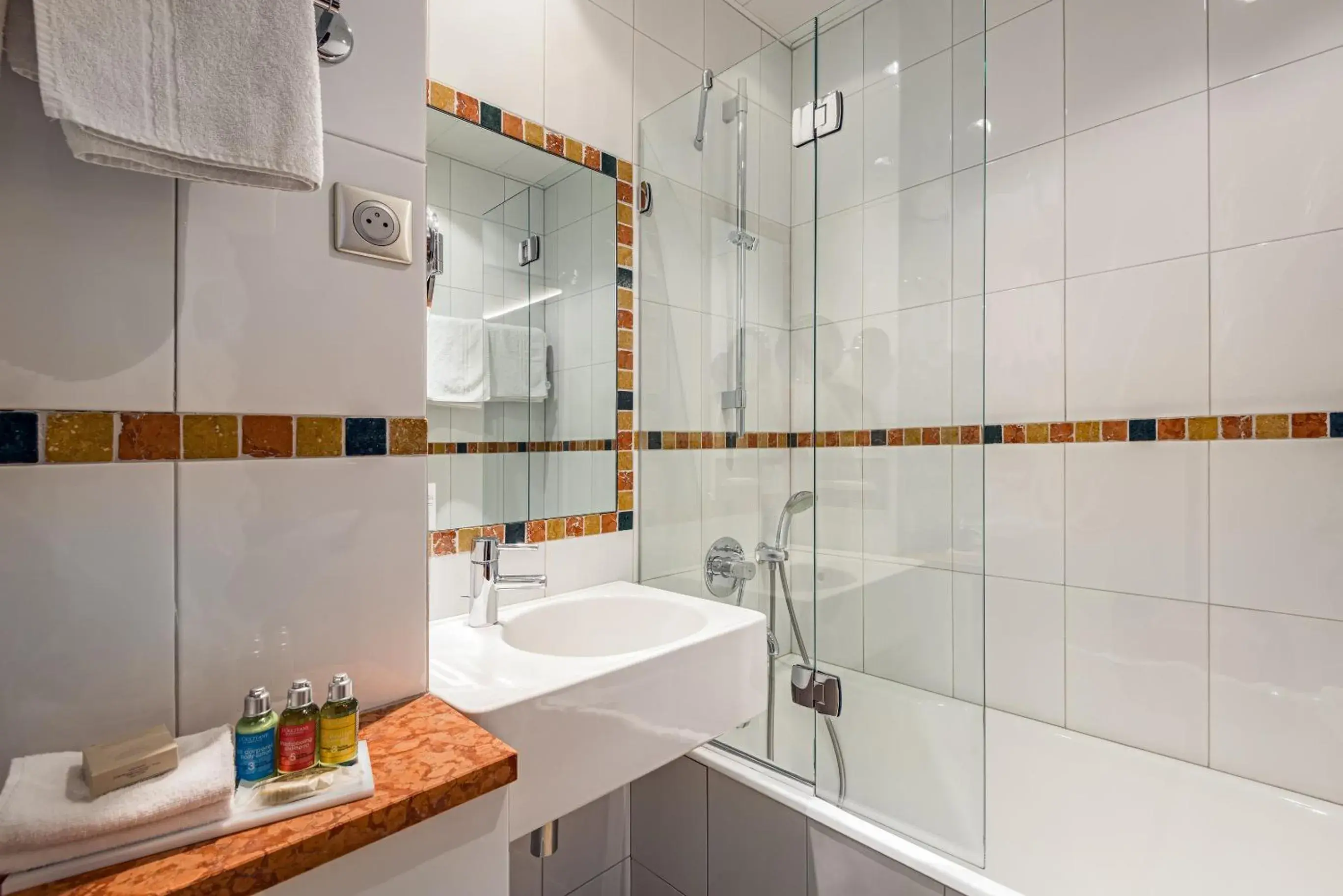 Bathroom in Hôtel Saint-Paul Rive-Gauche Bathroom in Hôtel Saint-Paul Rive-Gauche