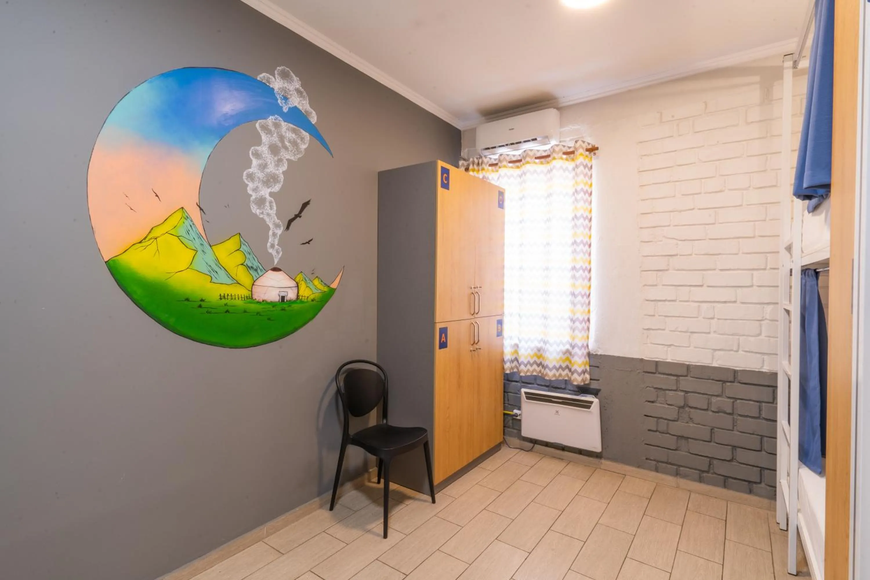 microwave in ololoFreelander Hostel&Coworking