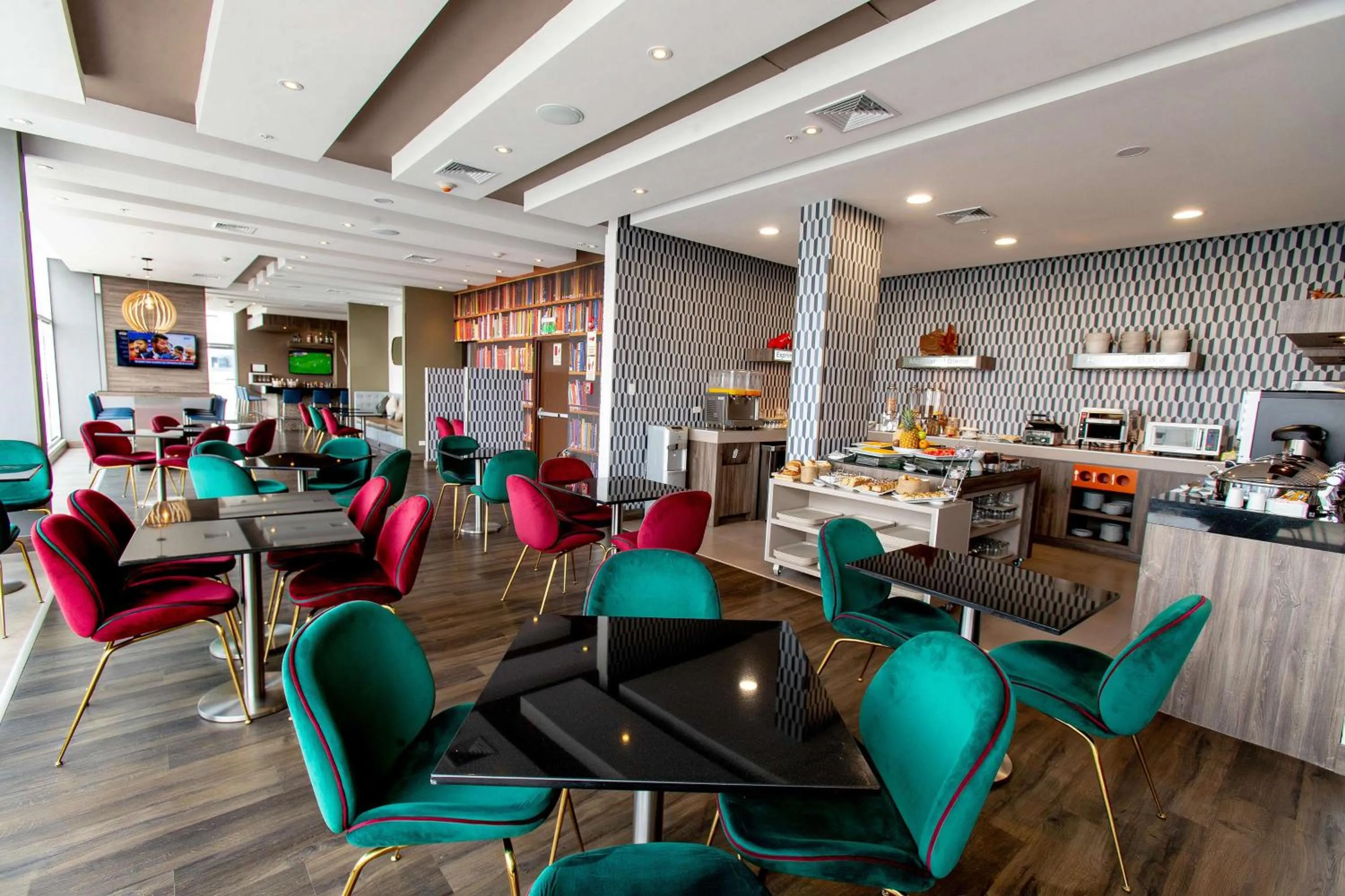 Restaurant/places to eat in Hampton By Hilton Lima San Isidro