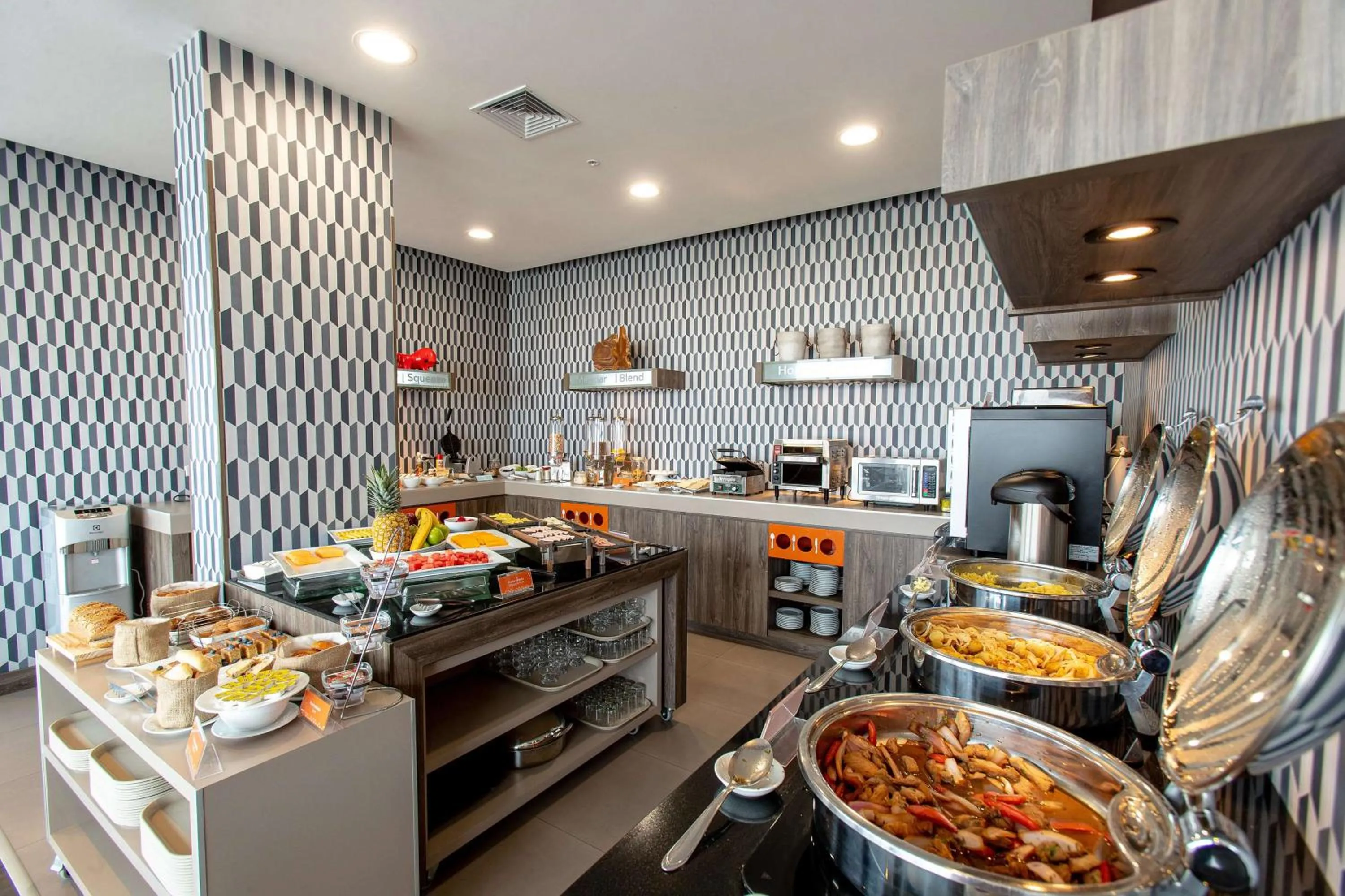 Restaurant/places to eat in Hampton By Hilton Lima San Isidro