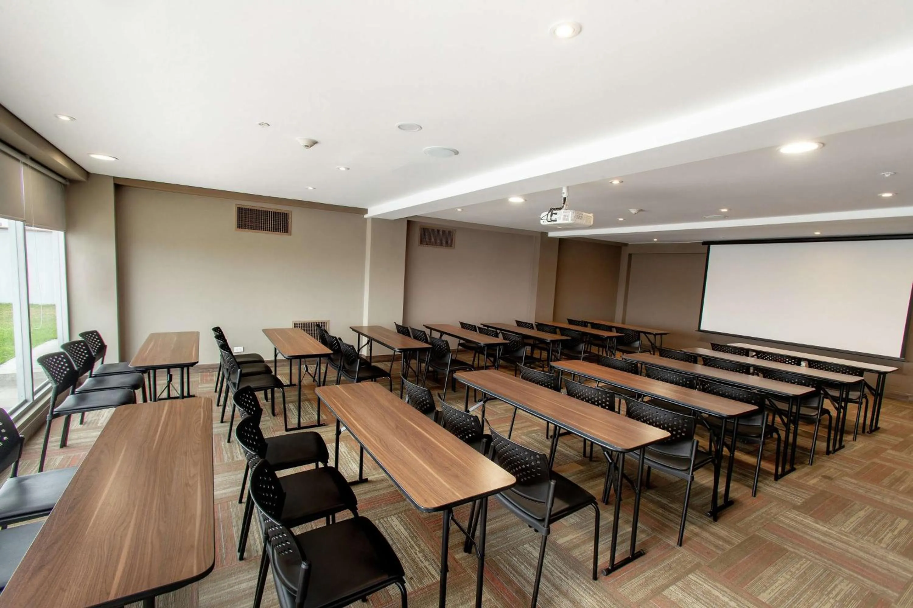 Meeting/conference room in Hampton By Hilton Lima San Isidro