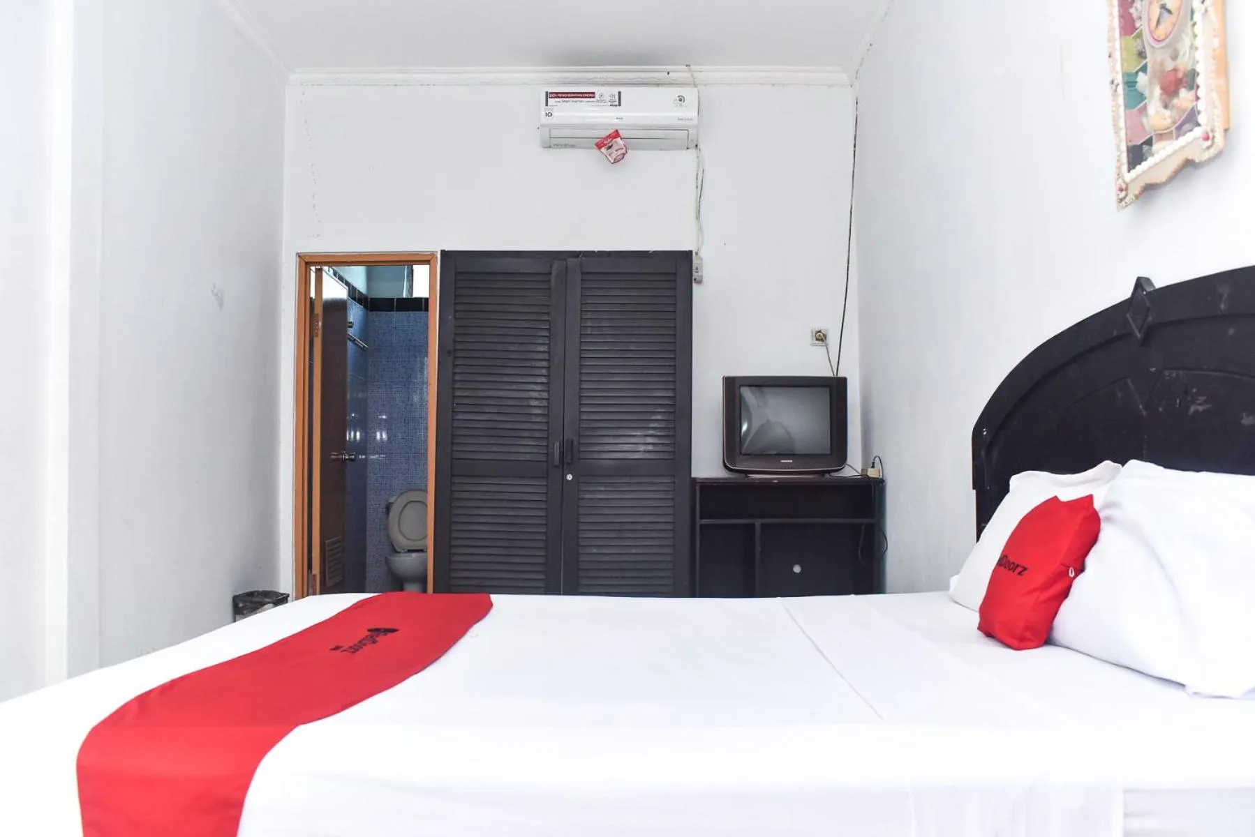 Bedroom, Bed in RedDoorz Plus @ Tirta Kencana Hotel