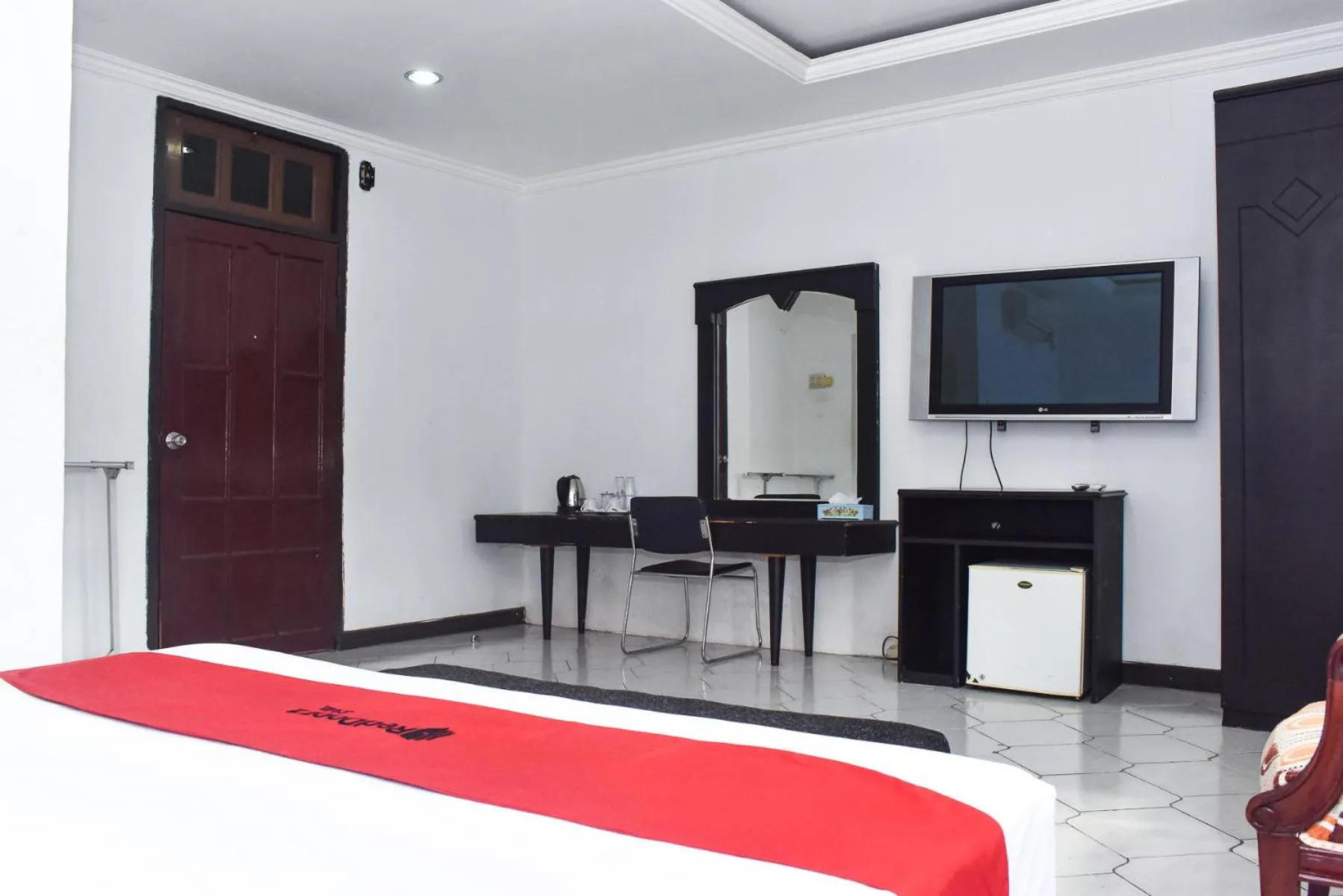 TV and multimedia, Bed in RedDoorz Plus @ Tirta Kencana Hotel