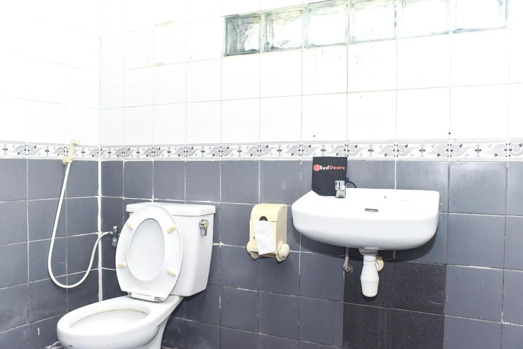 Toilet in RedDoorz Plus @ Tirta Kencana Hotel