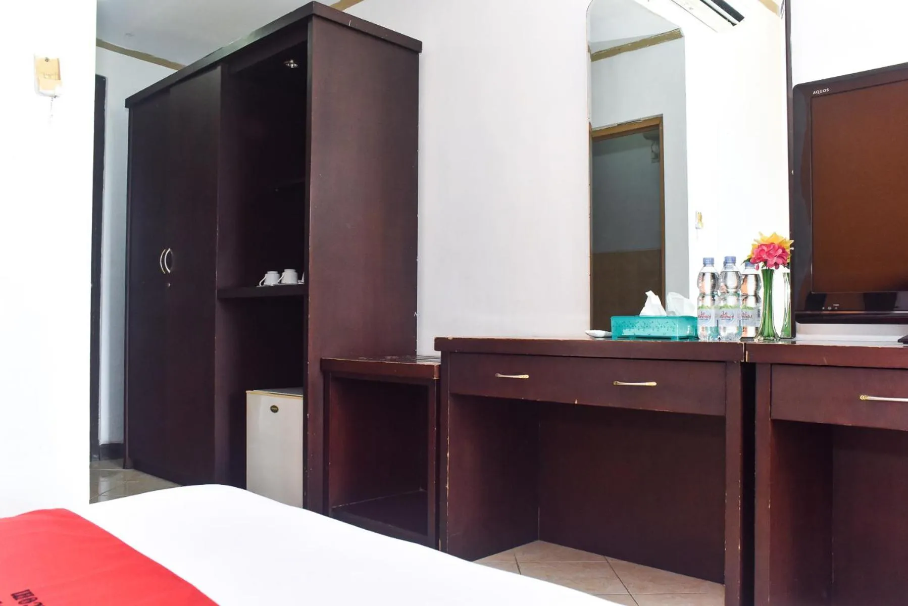 TV and multimedia, Bed in RedDoorz Plus @ Tirta Kencana Hotel