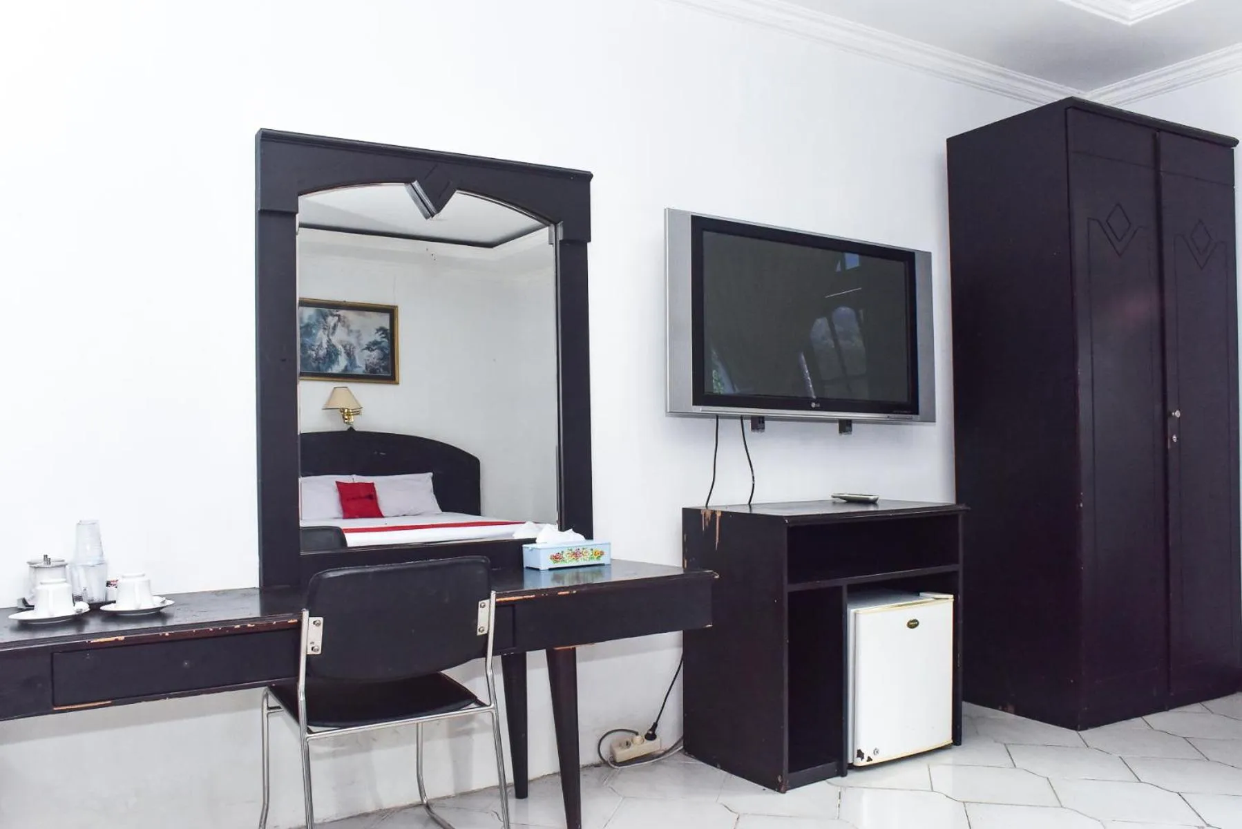 TV and multimedia in RedDoorz Plus @ Tirta Kencana Hotel