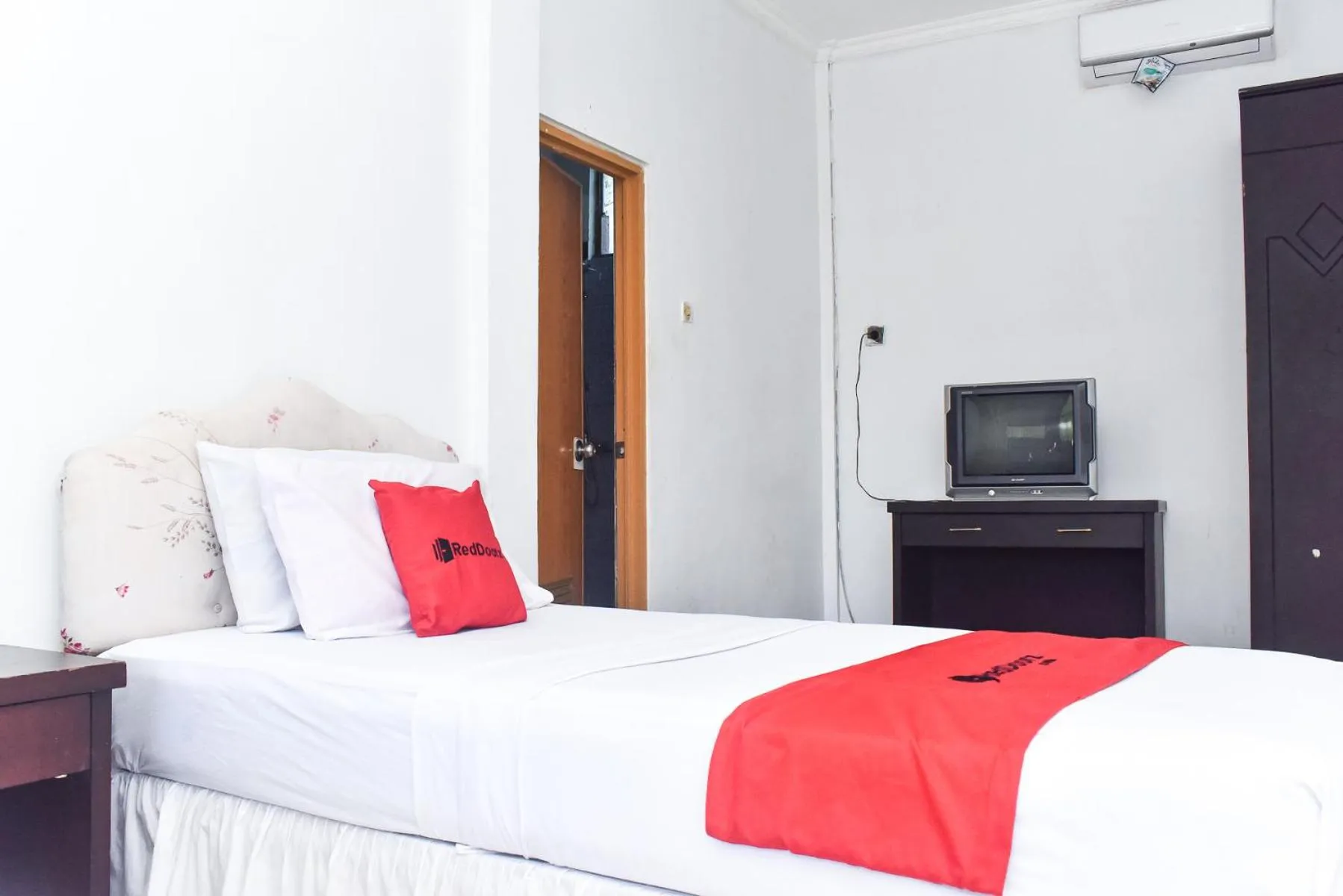Bedroom, Bed in RedDoorz Plus @ Tirta Kencana Hotel