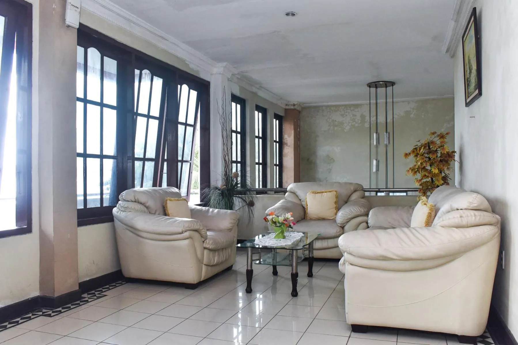 Seating area in RedDoorz Plus @ Tirta Kencana Hotel