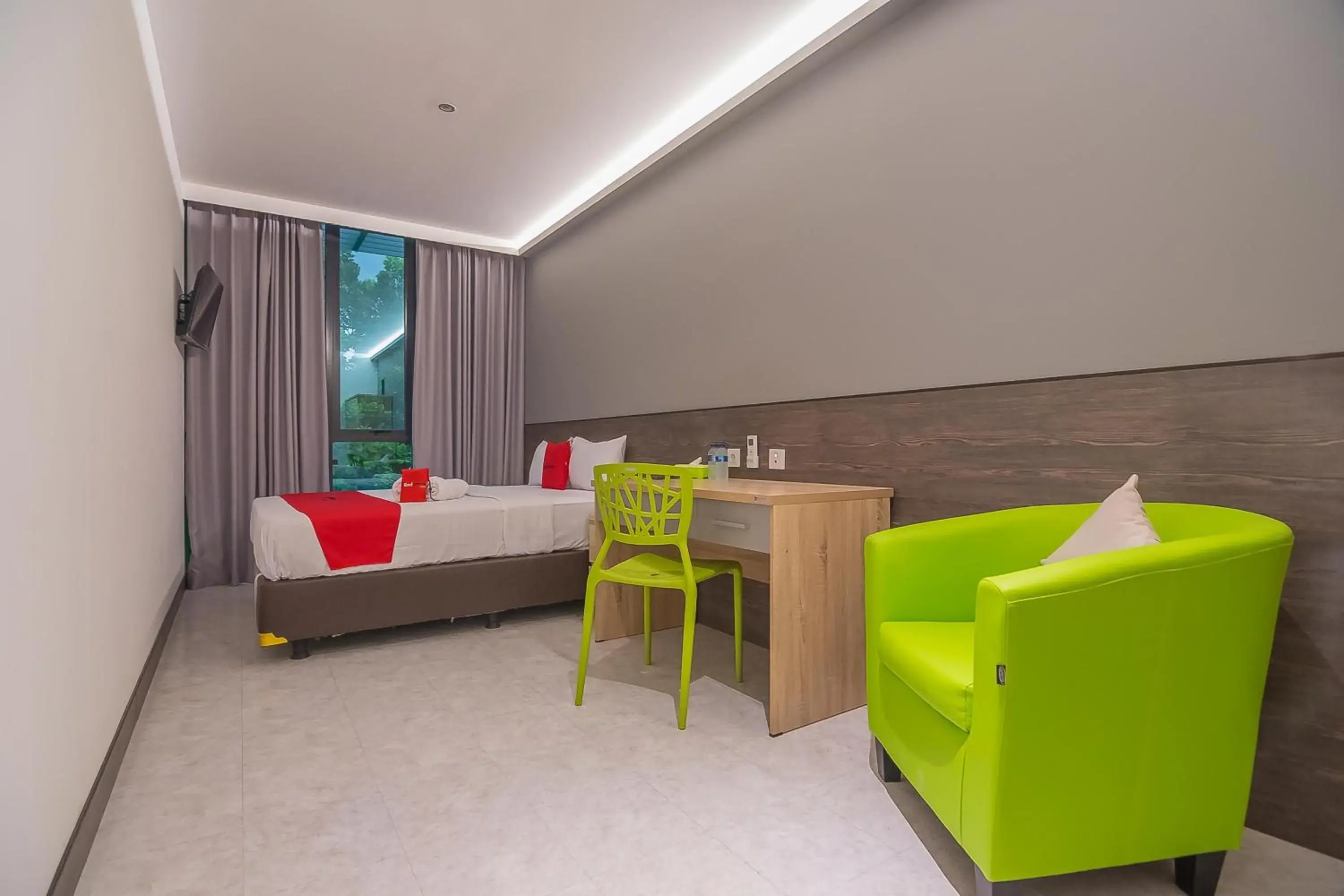 Photo of the whole room, Bed in RedDoorz near Taman Rejomulyo Photo of the whole room, Bed in RedDoorz near Taman Rejomulyo