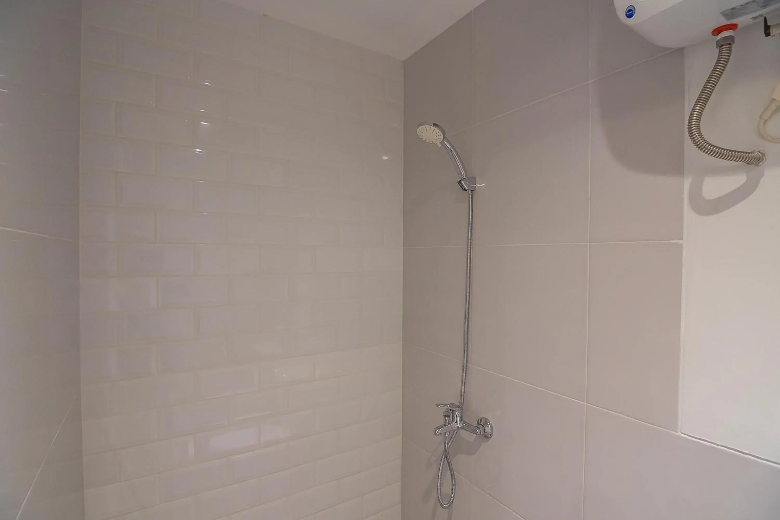 Bathroom in RedDoorz near Taman Rejomulyo Bathroom in RedDoorz near Taman Rejomulyo