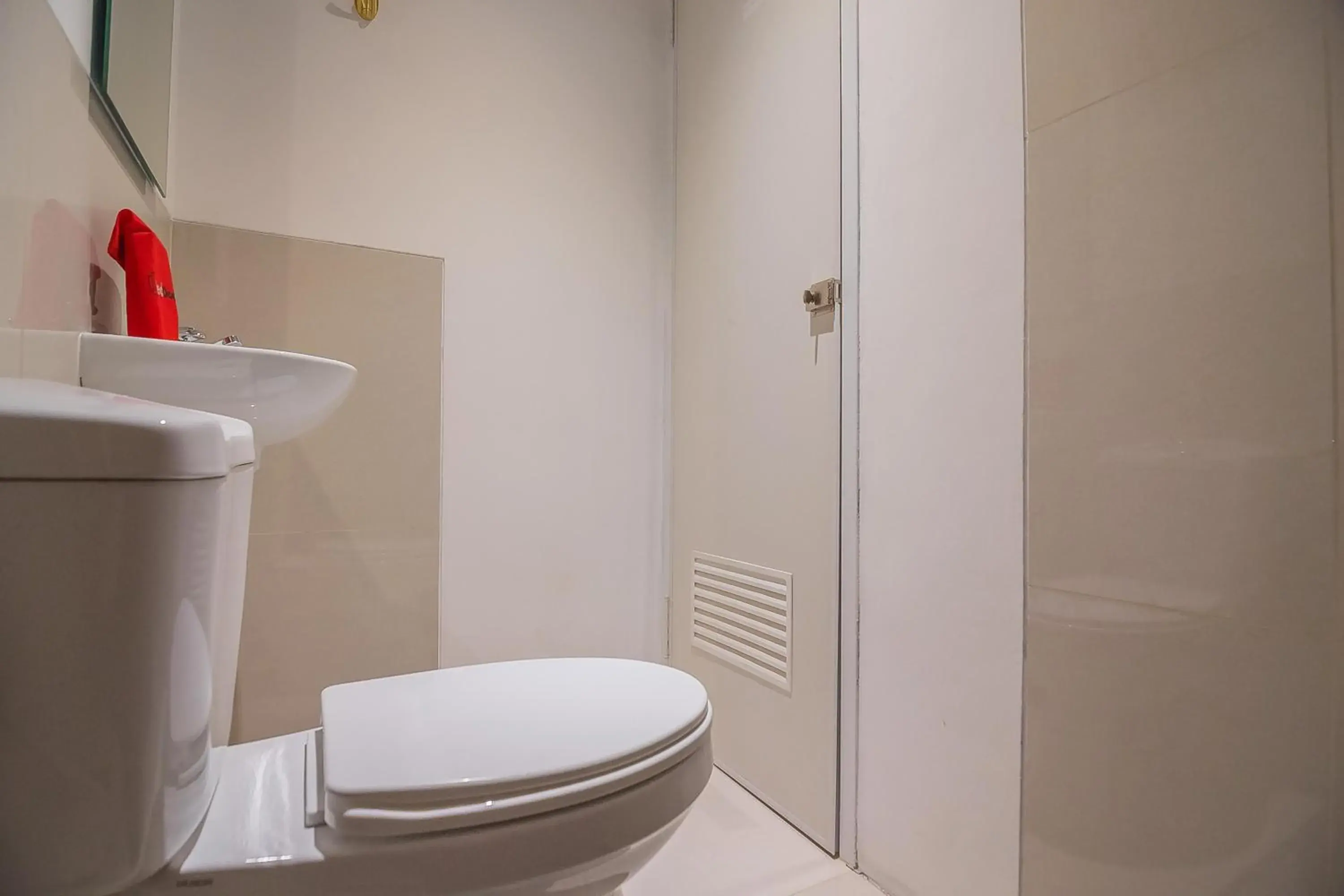 Bathroom in RedDoorz near Taman Rejomulyo Bathroom in RedDoorz near Taman Rejomulyo