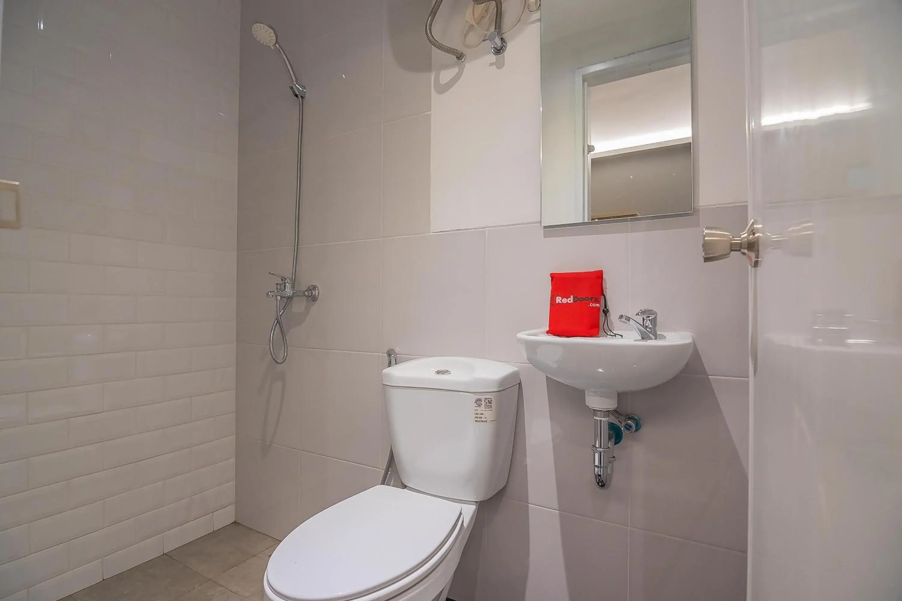 Bathroom in RedDoorz near Taman Rejomulyo Bathroom in RedDoorz near Taman Rejomulyo