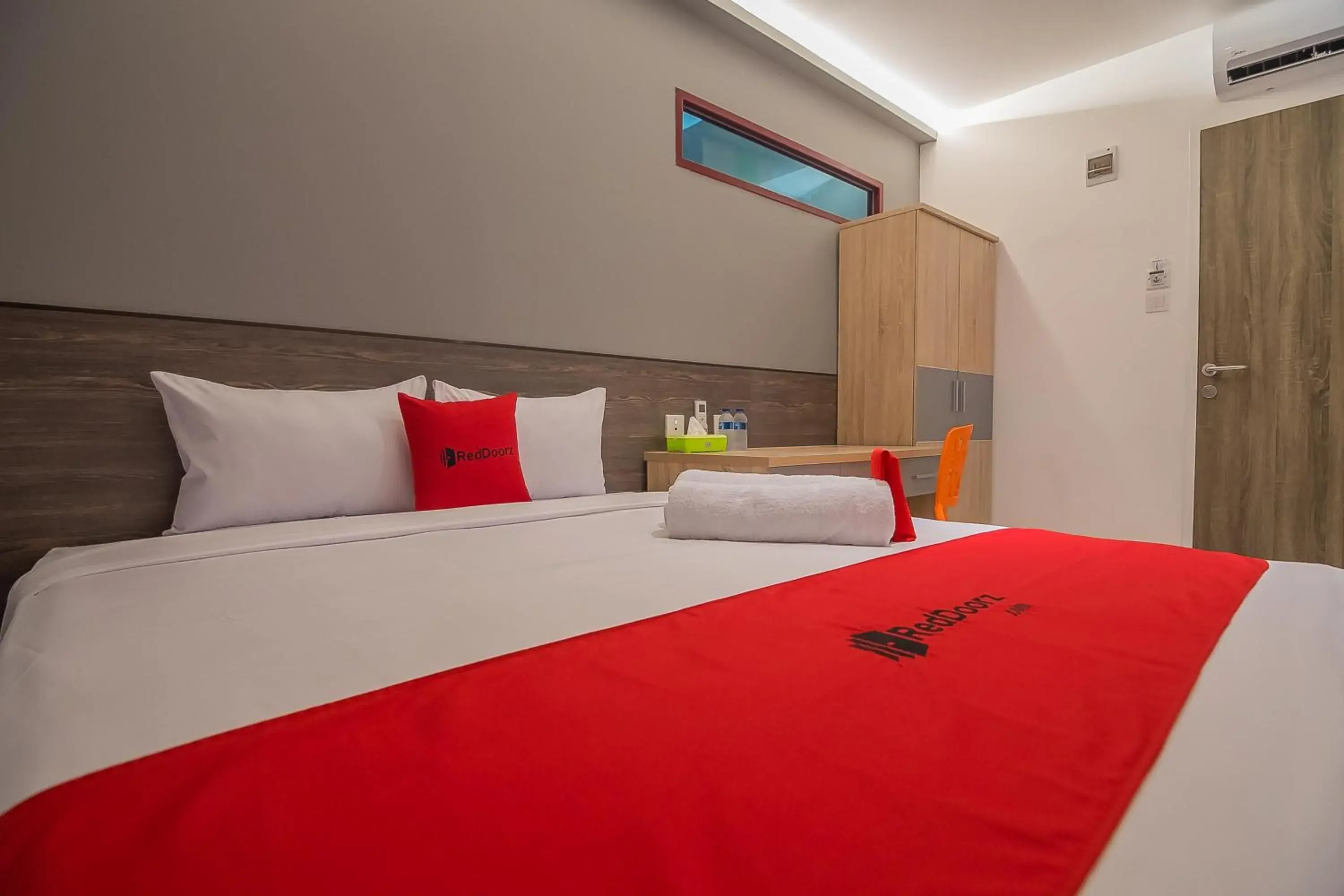 Double Room in RedDoorz near Taman Rejomulyo Double Room in RedDoorz near Taman Rejomulyo