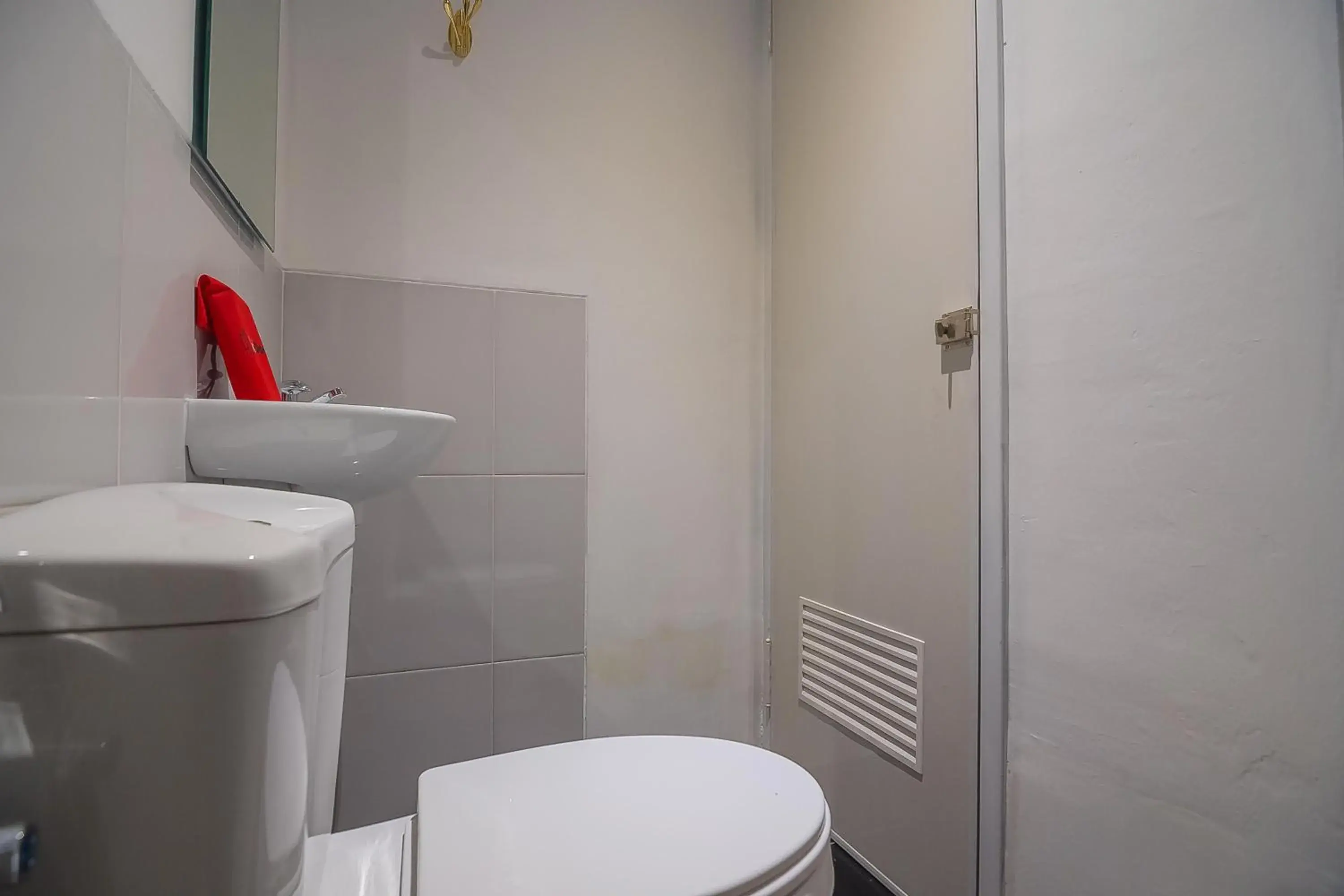 Bathroom in RedDoorz near Taman Rejomulyo Bathroom in RedDoorz near Taman Rejomulyo