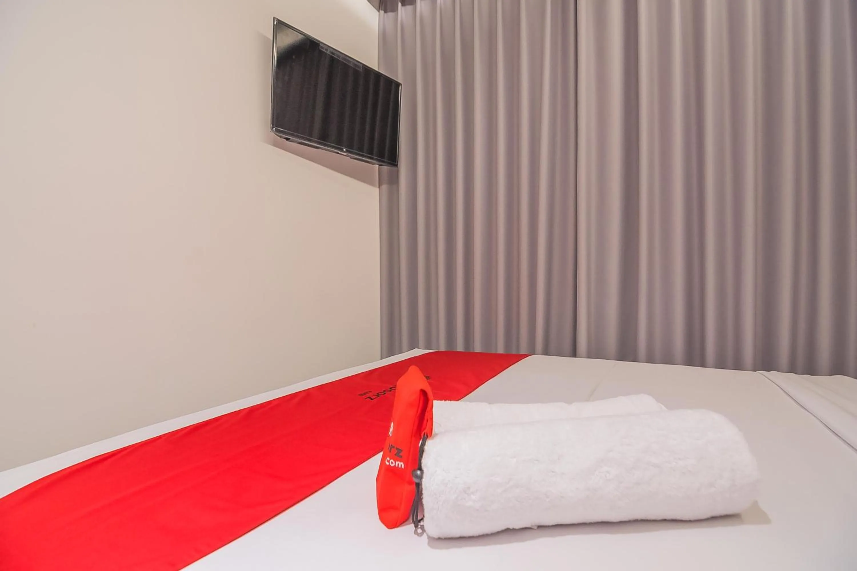 Bed in RedDoorz near Taman Rejomulyo