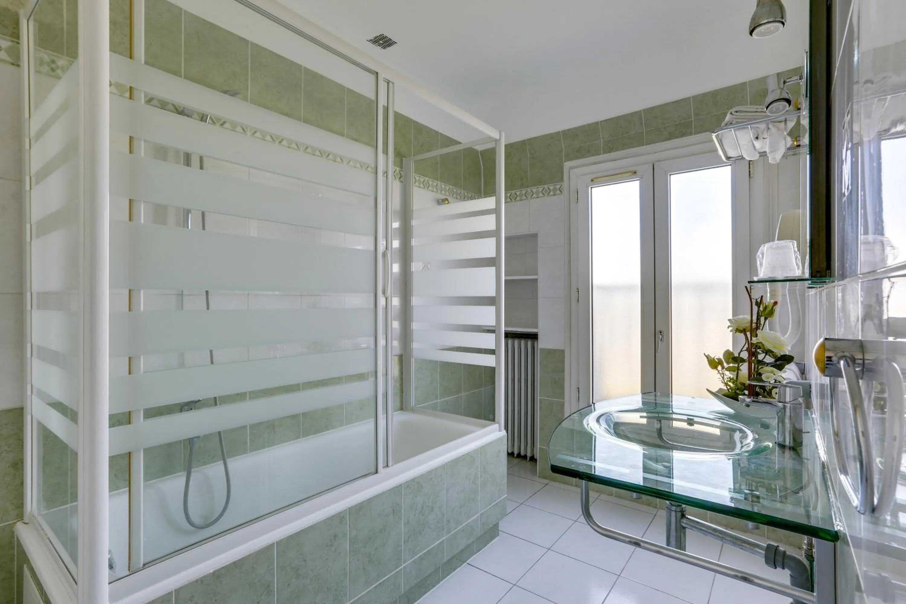 Bathroom in Hôtel du Square d'Anvers