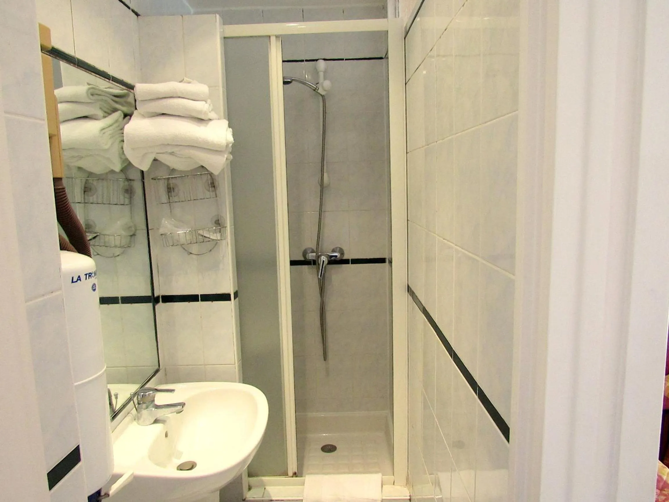 Bathroom in Hôtel du Square d'Anvers