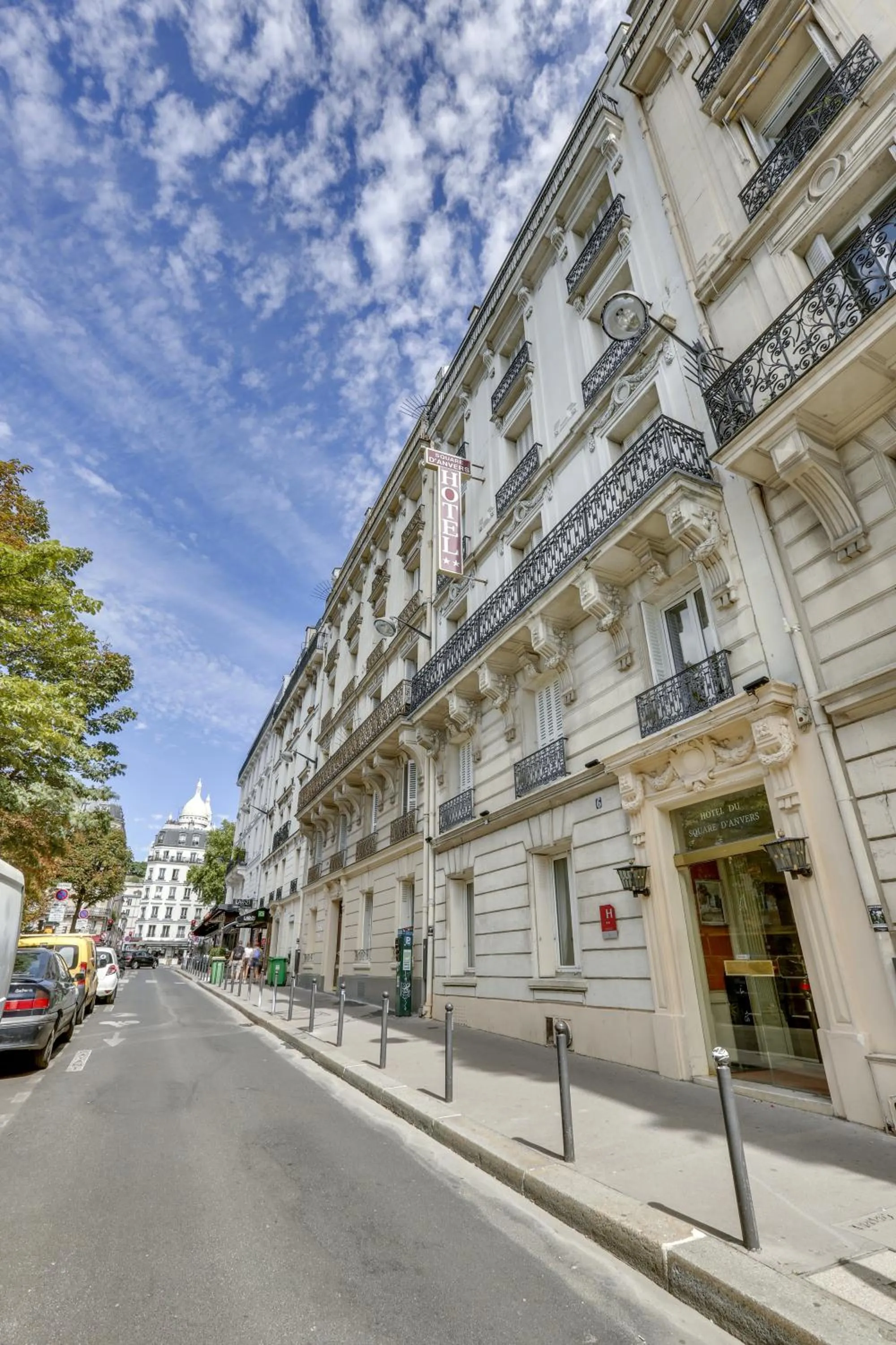 Facade/entrance in Hôtel du Square d'Anvers