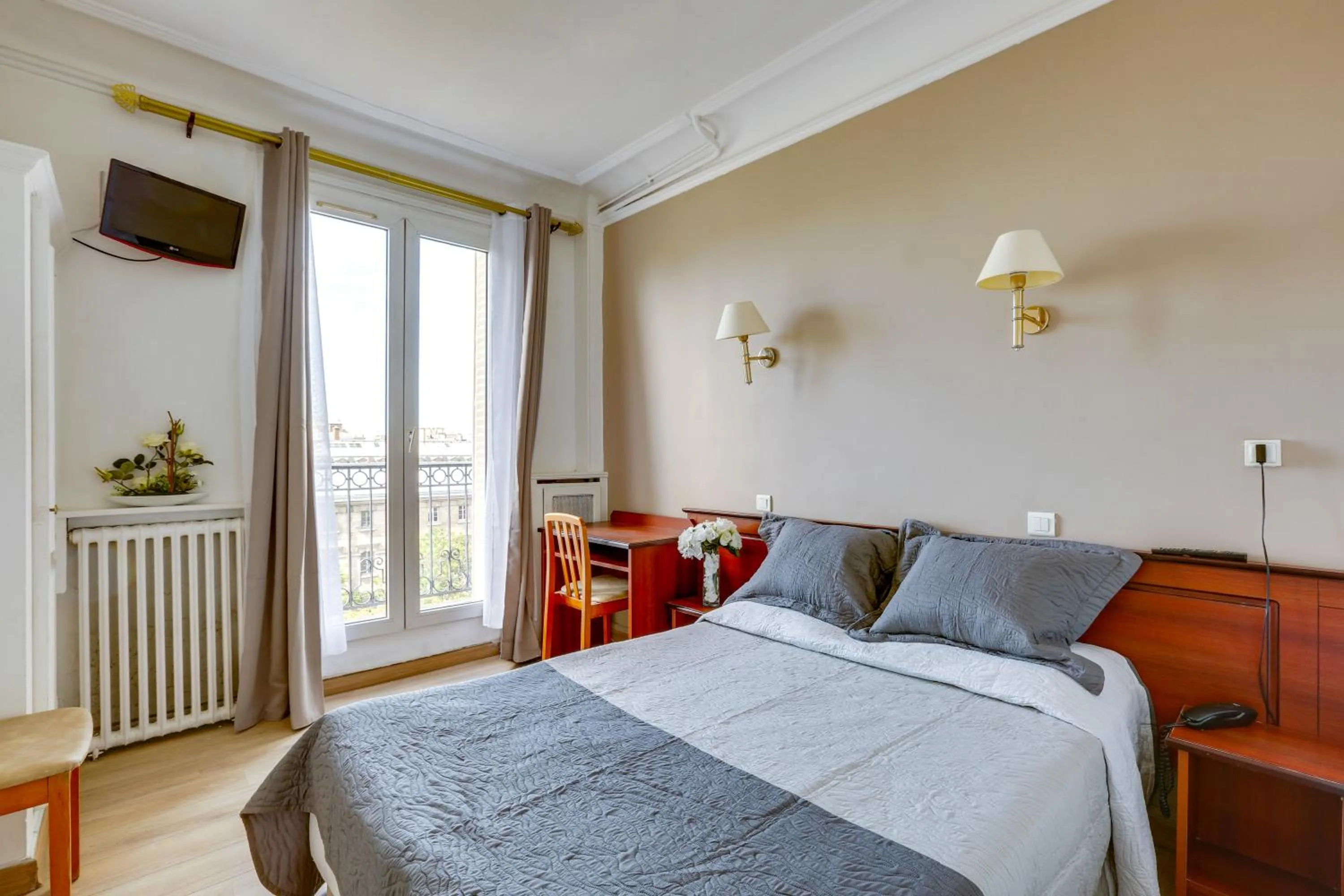Photo of the whole room, Bed in Hôtel du Square d'Anvers
