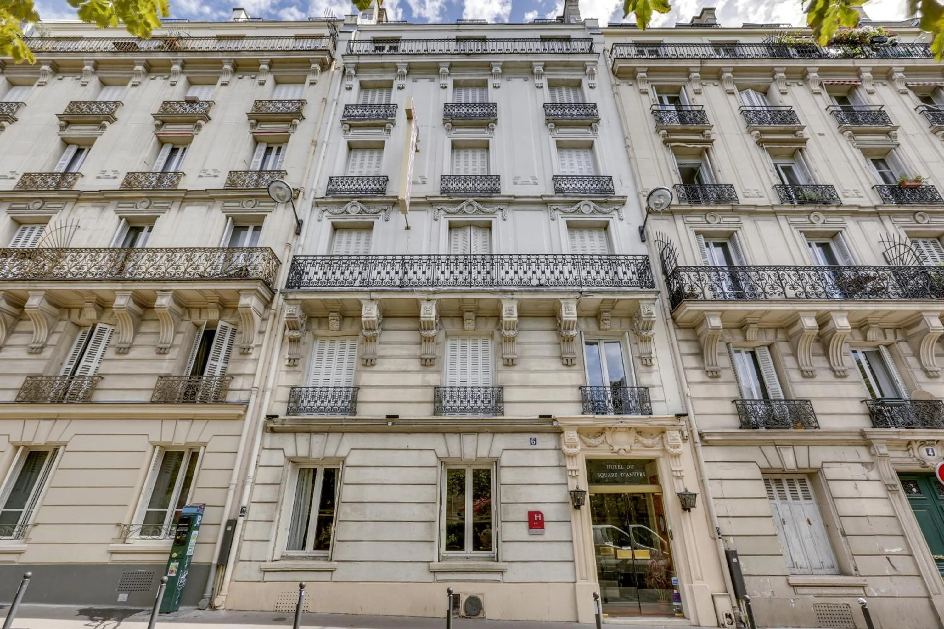 Facade/entrance in Hôtel du Square d'Anvers
