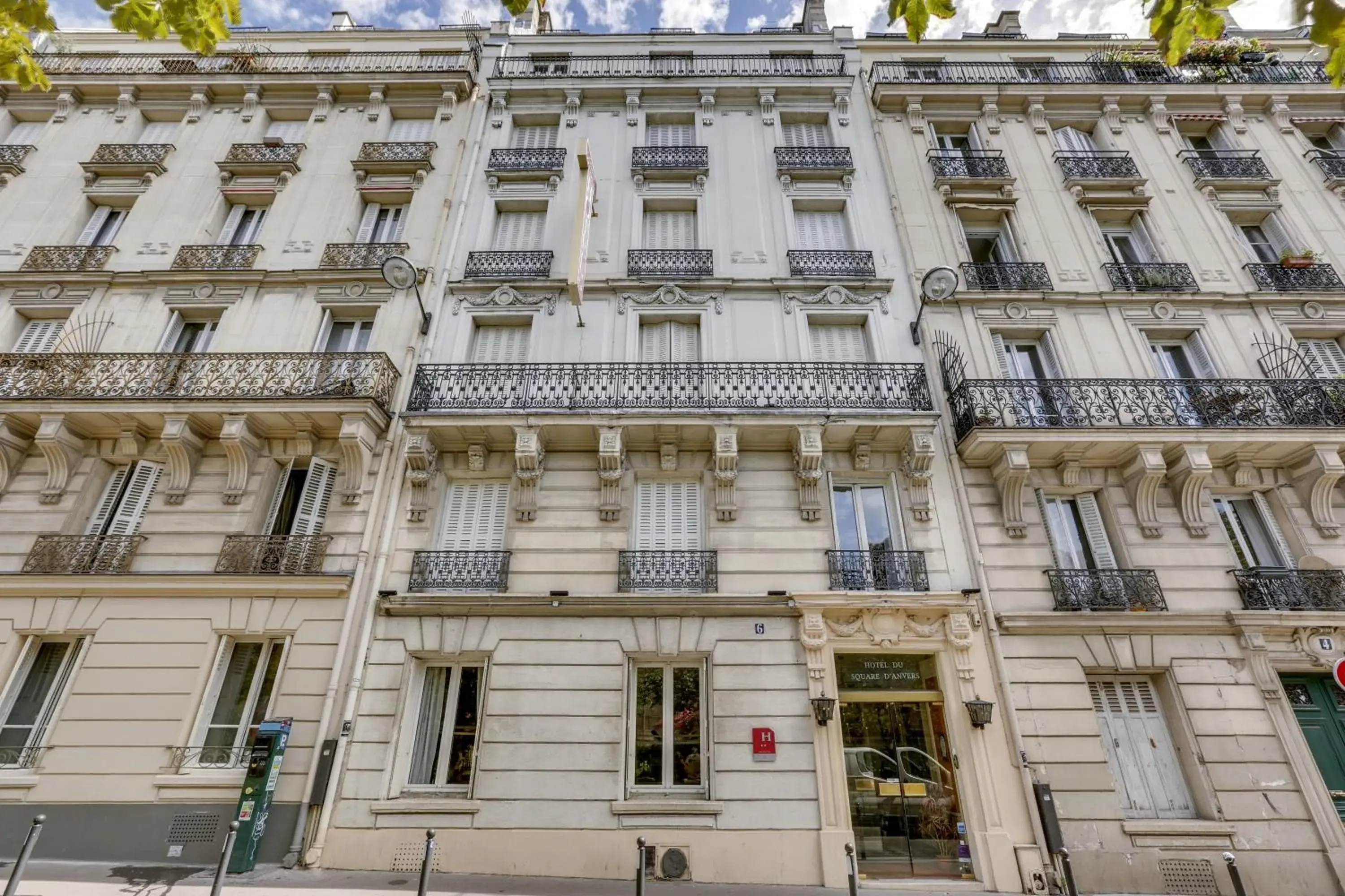 Facade/entrance in Hôtel du Square d'Anvers Facade/entrance in Hôtel du Square d'Anvers