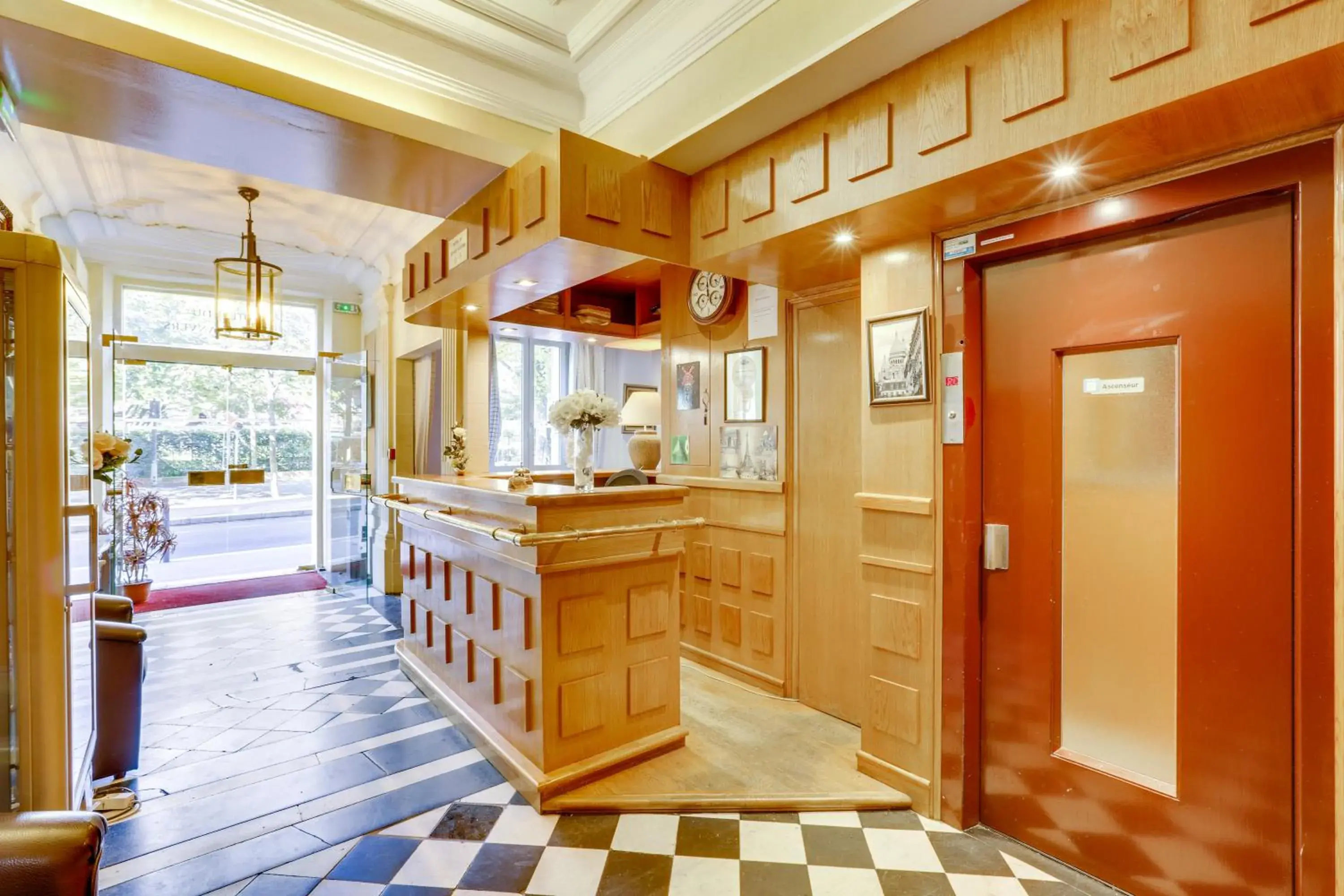 Lobby or reception in Hôtel du Square d'Anvers Lobby or reception in Hôtel du Square d'Anvers