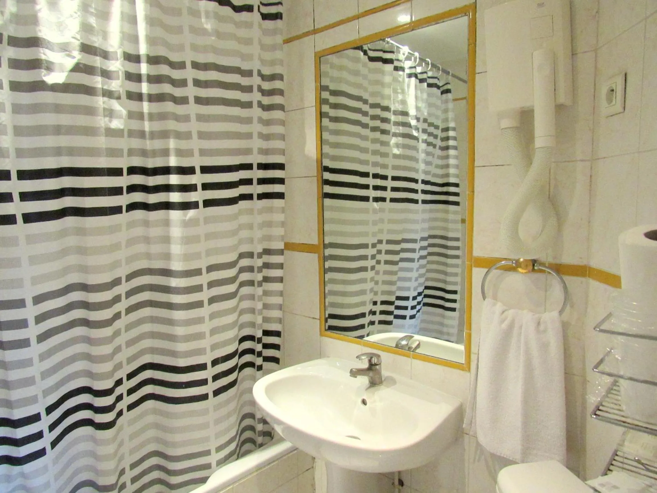 Bathroom in Hôtel du Square d'Anvers