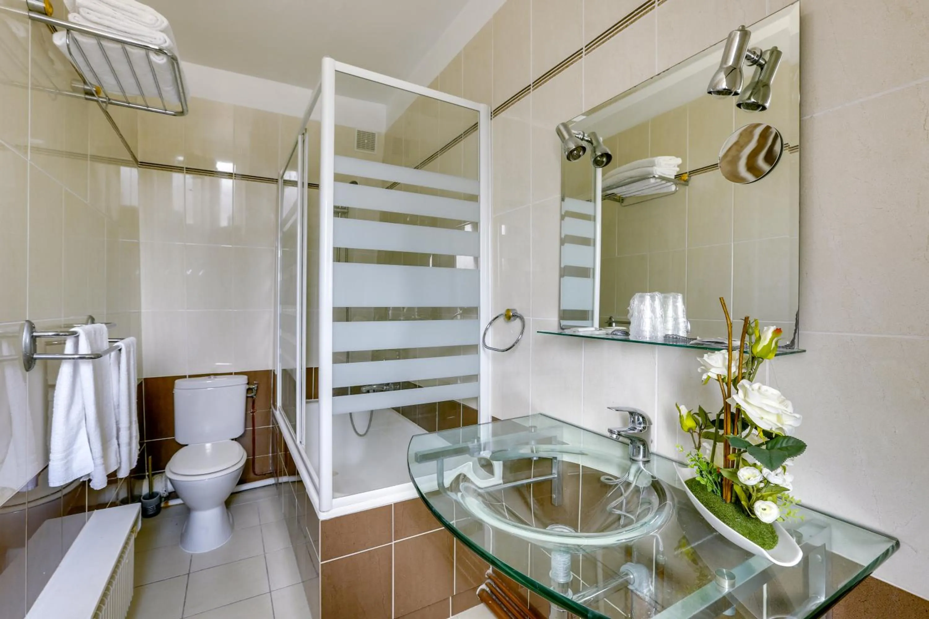 Bathroom in Hôtel du Square d'Anvers