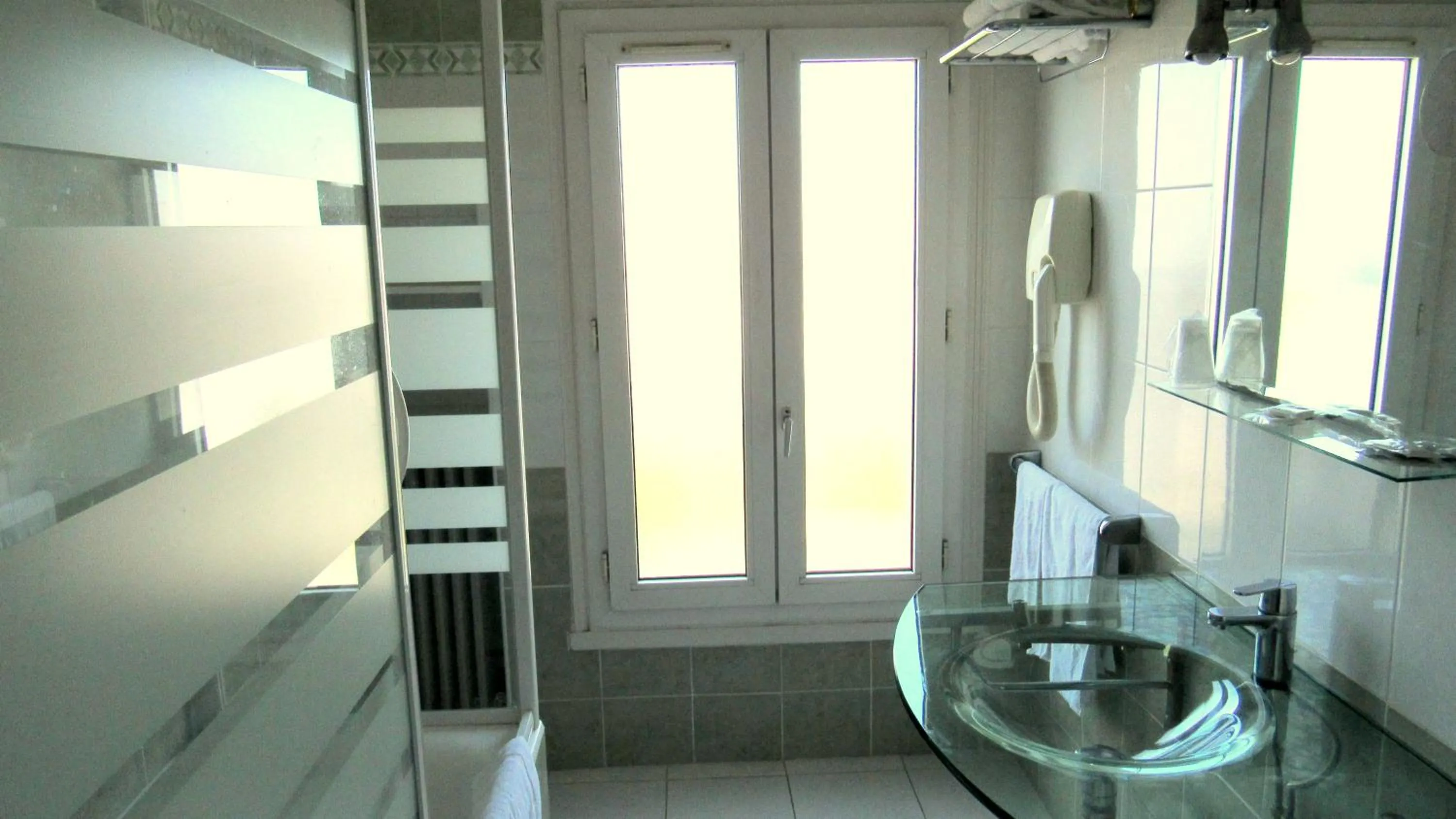 Bathroom in Hôtel du Square d'Anvers