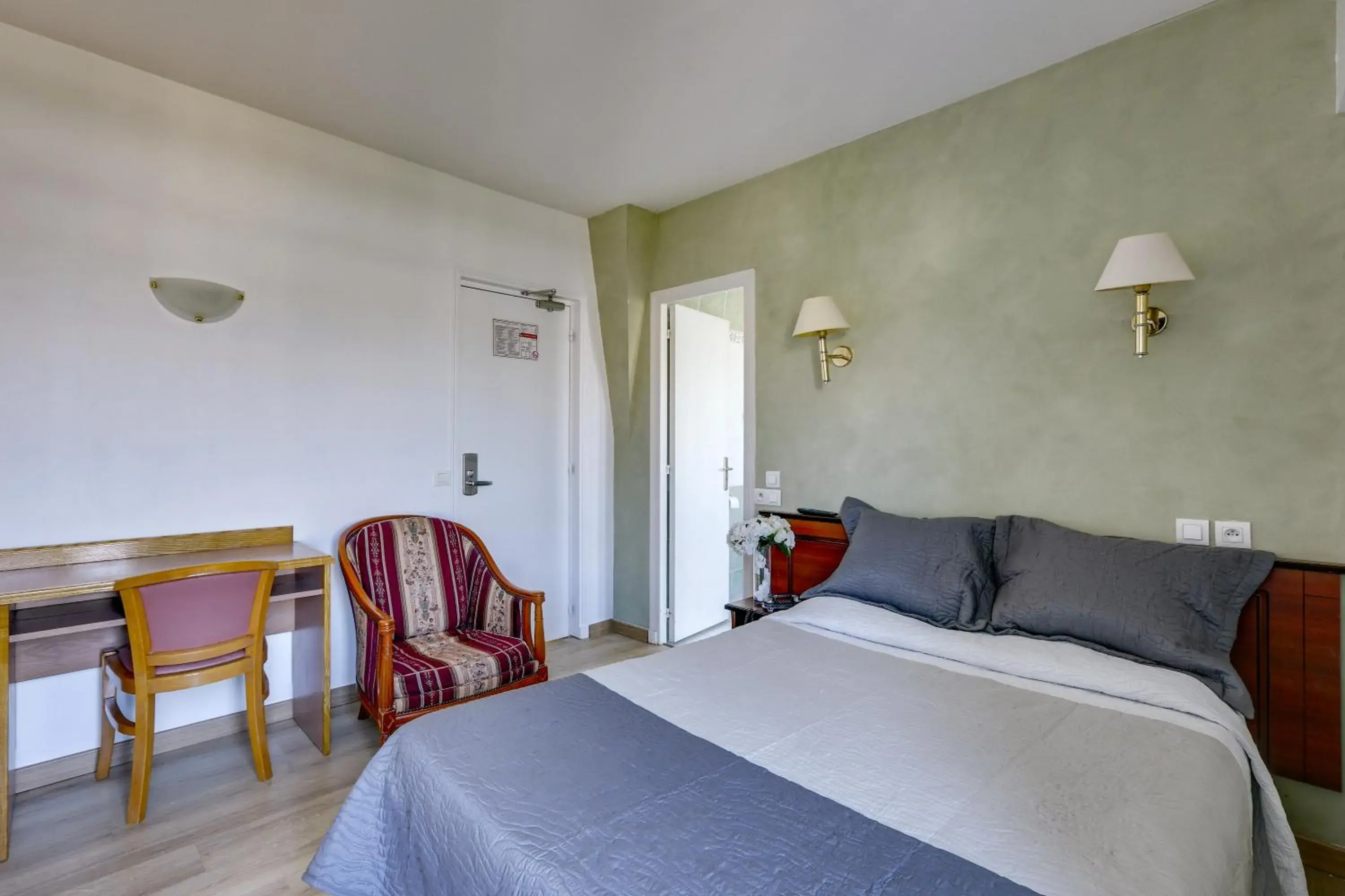 Bed in Hôtel du Square d'Anvers Bed in Hôtel du Square d'Anvers