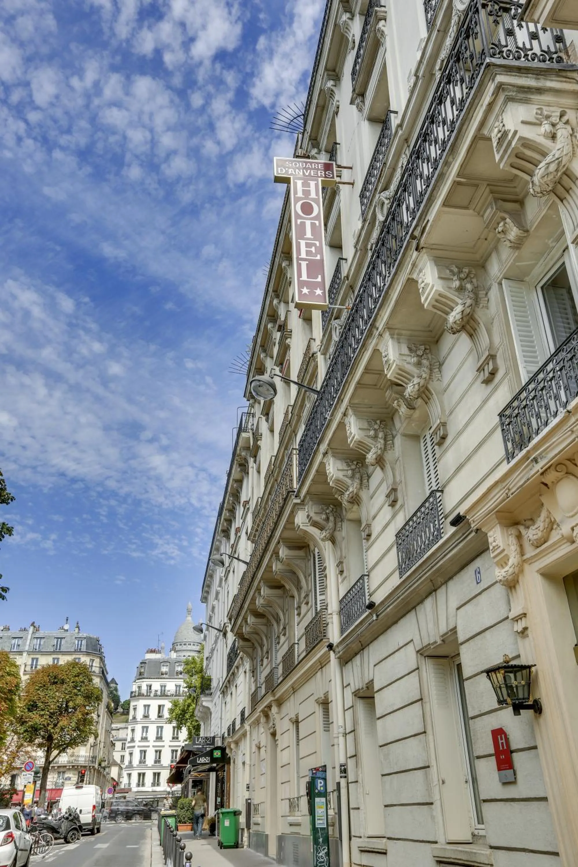 Facade/entrance in Hôtel du Square d'Anvers