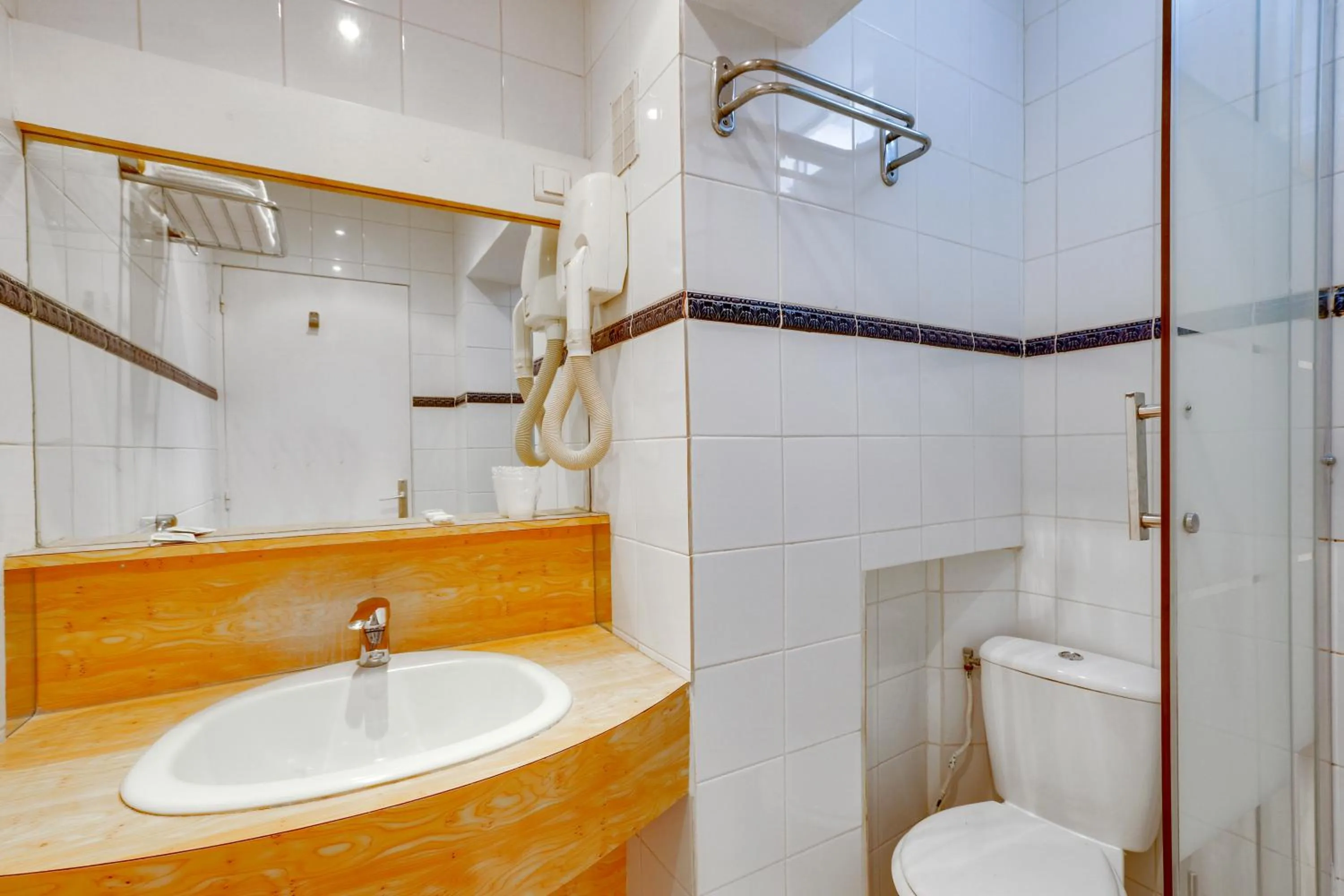 Bathroom in Hôtel du Square d'Anvers