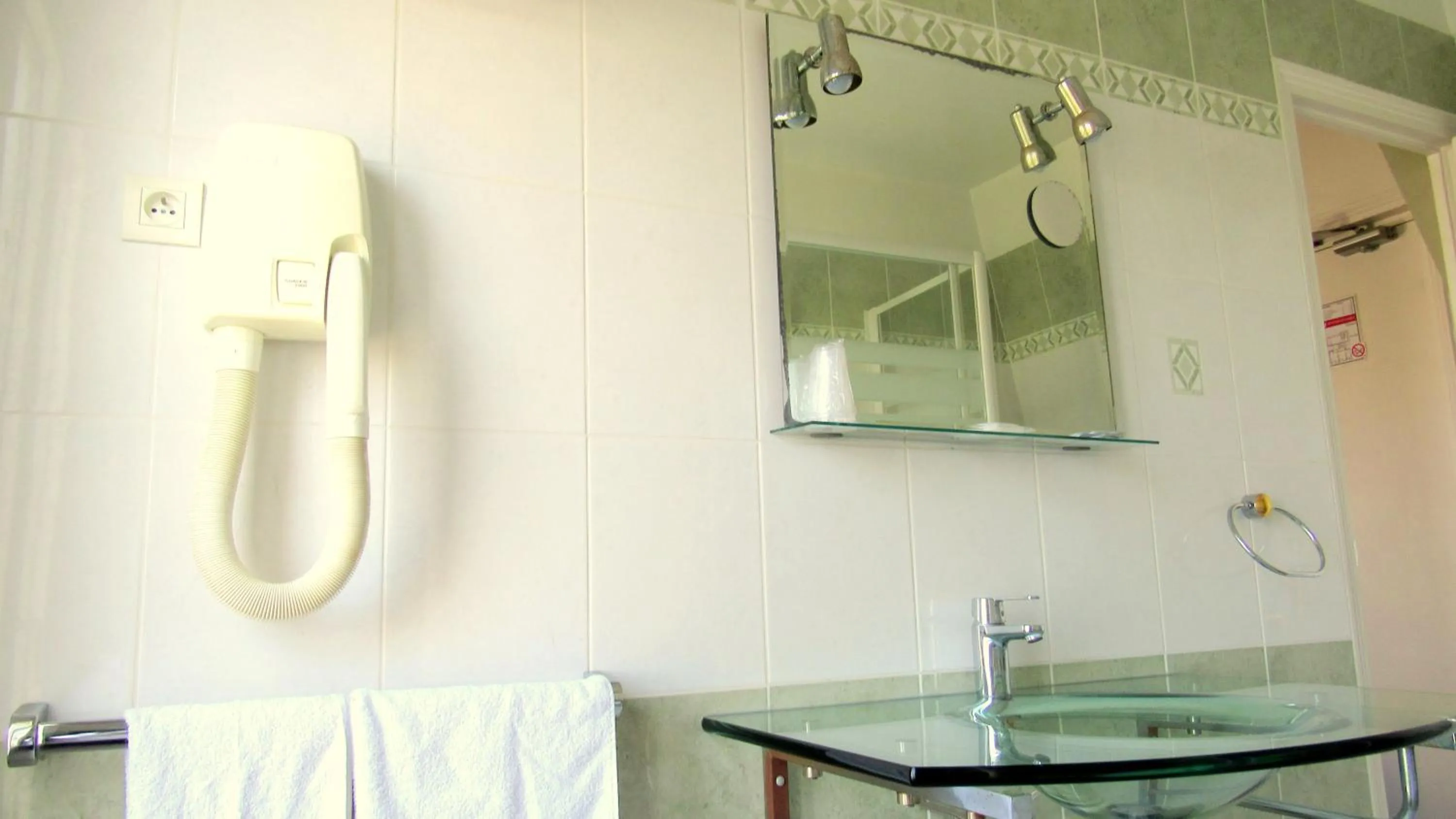 Bathroom in Hôtel du Square d'Anvers