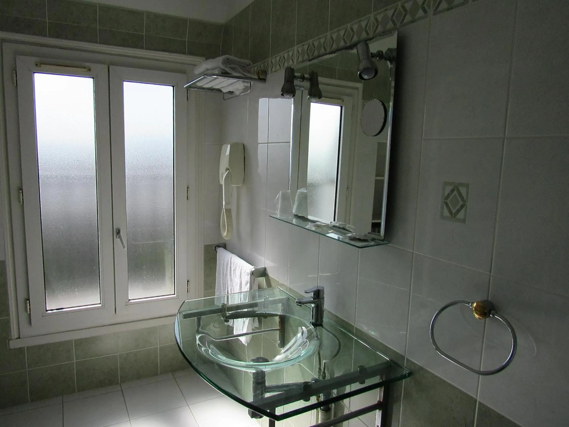 Bathroom in Hôtel du Square d'Anvers