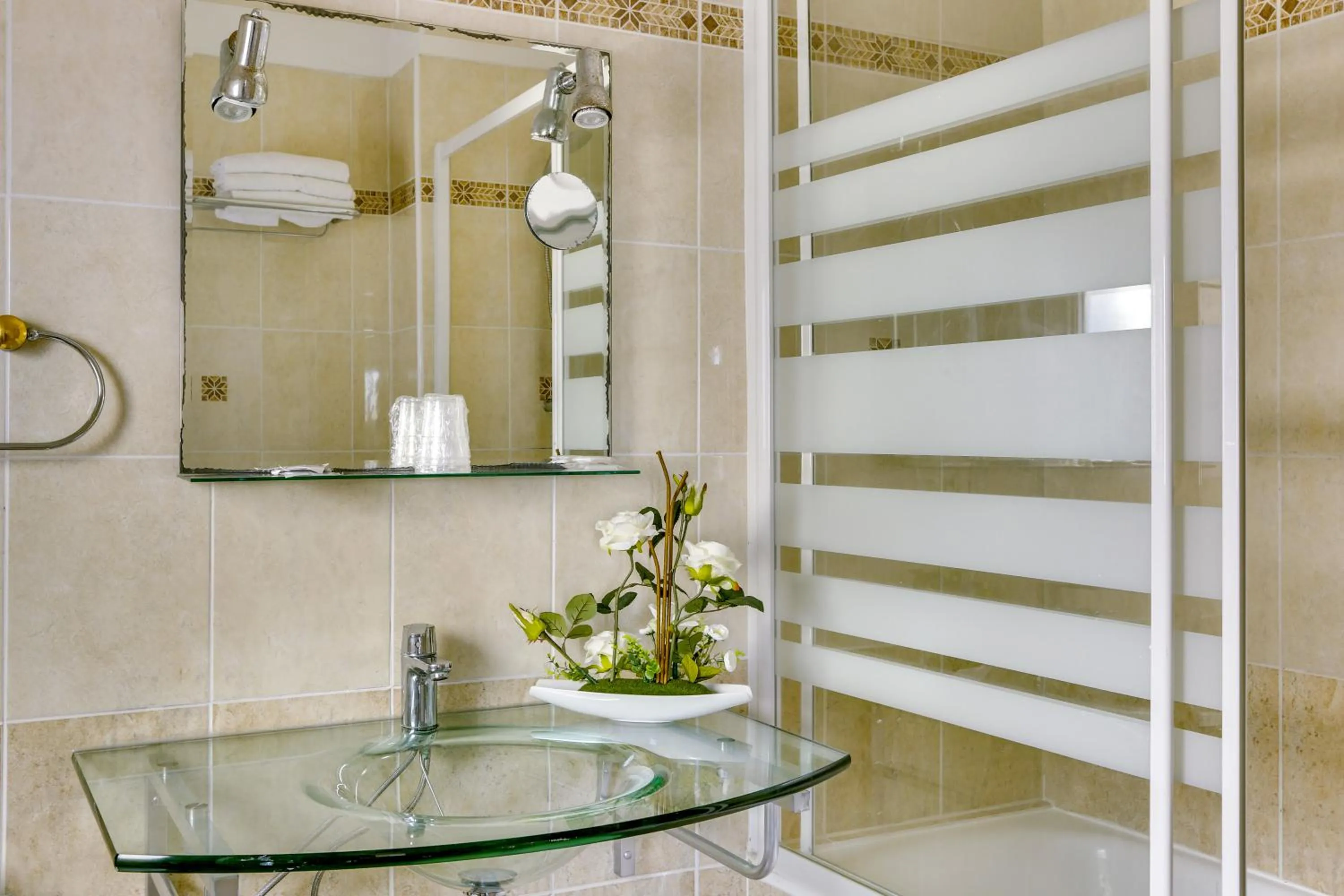 Bathroom in Hôtel du Square d'Anvers