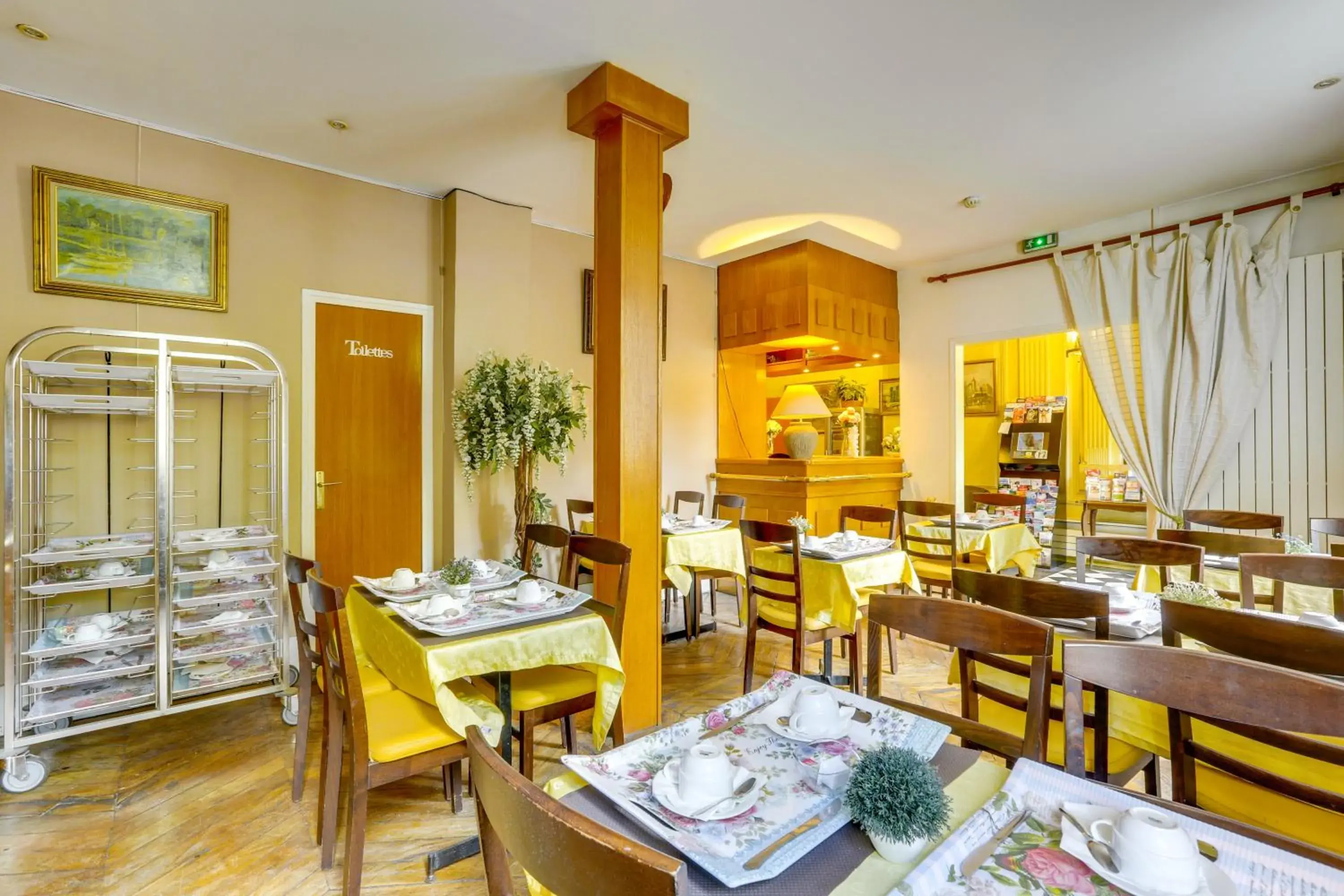 Breakfast in Hôtel du Square d'Anvers Breakfast in Hôtel du Square d'Anvers