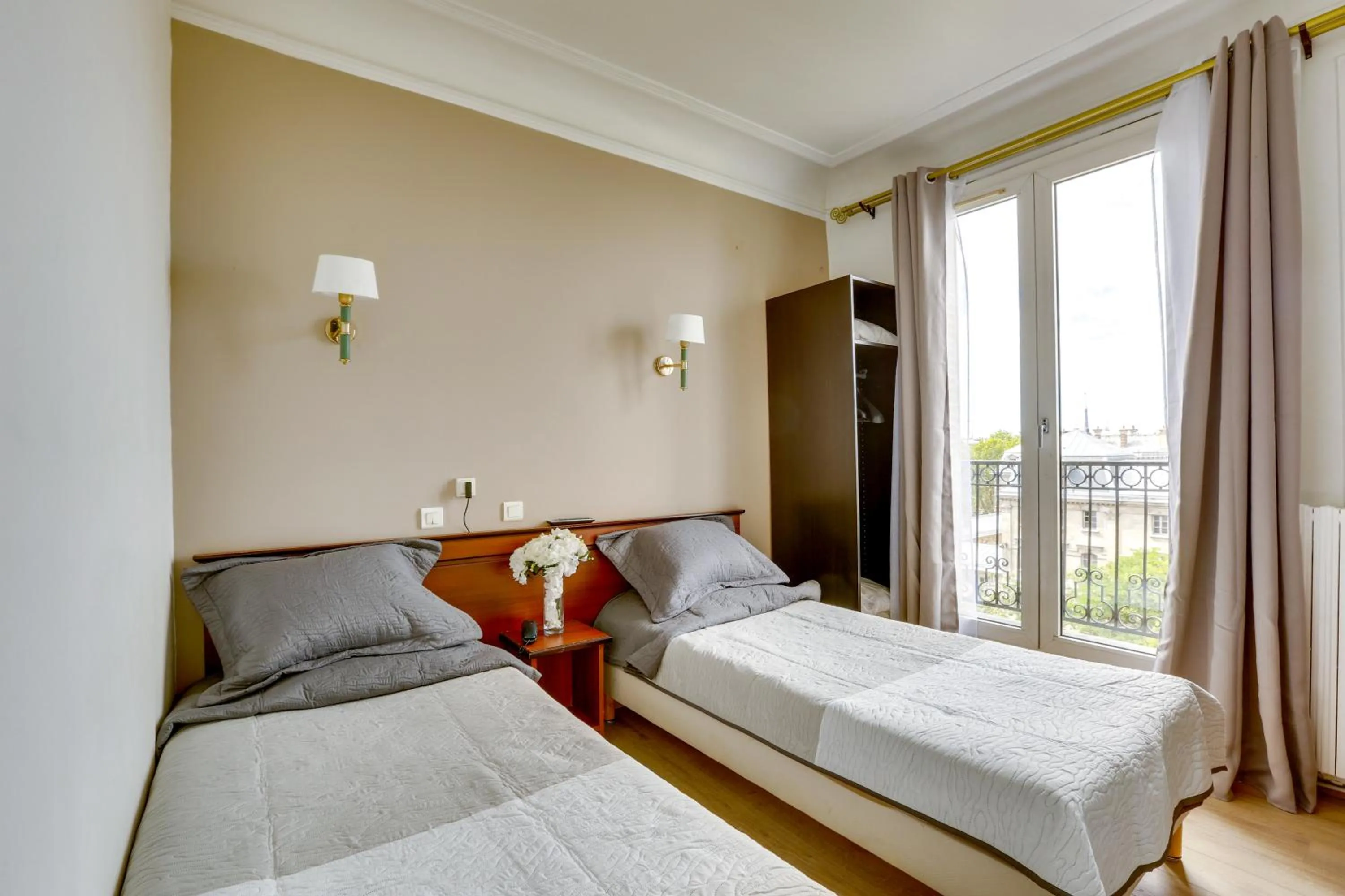 Photo of the whole room, Bed in Hôtel du Square d'Anvers
