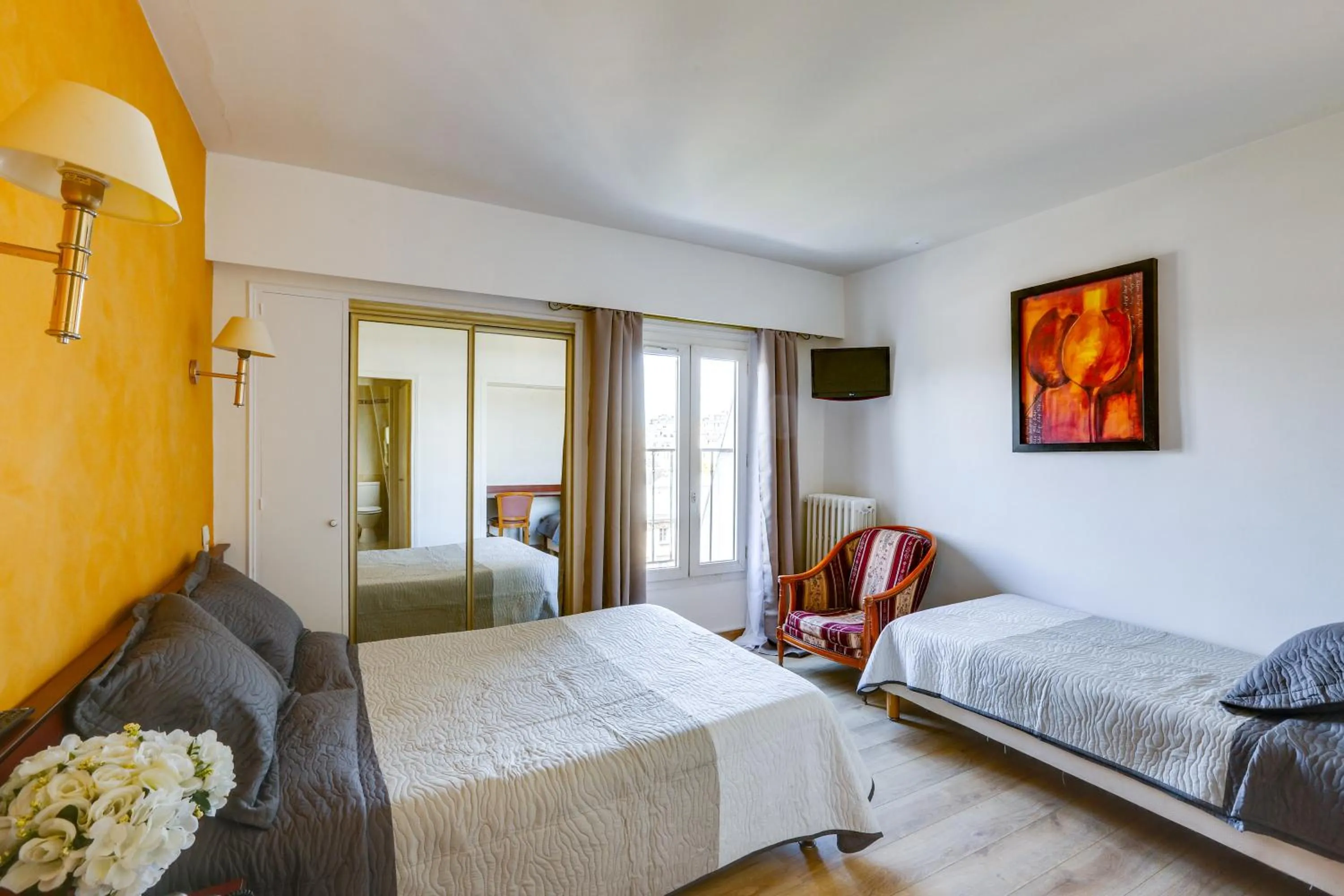 Bed in Hôtel du Square d'Anvers