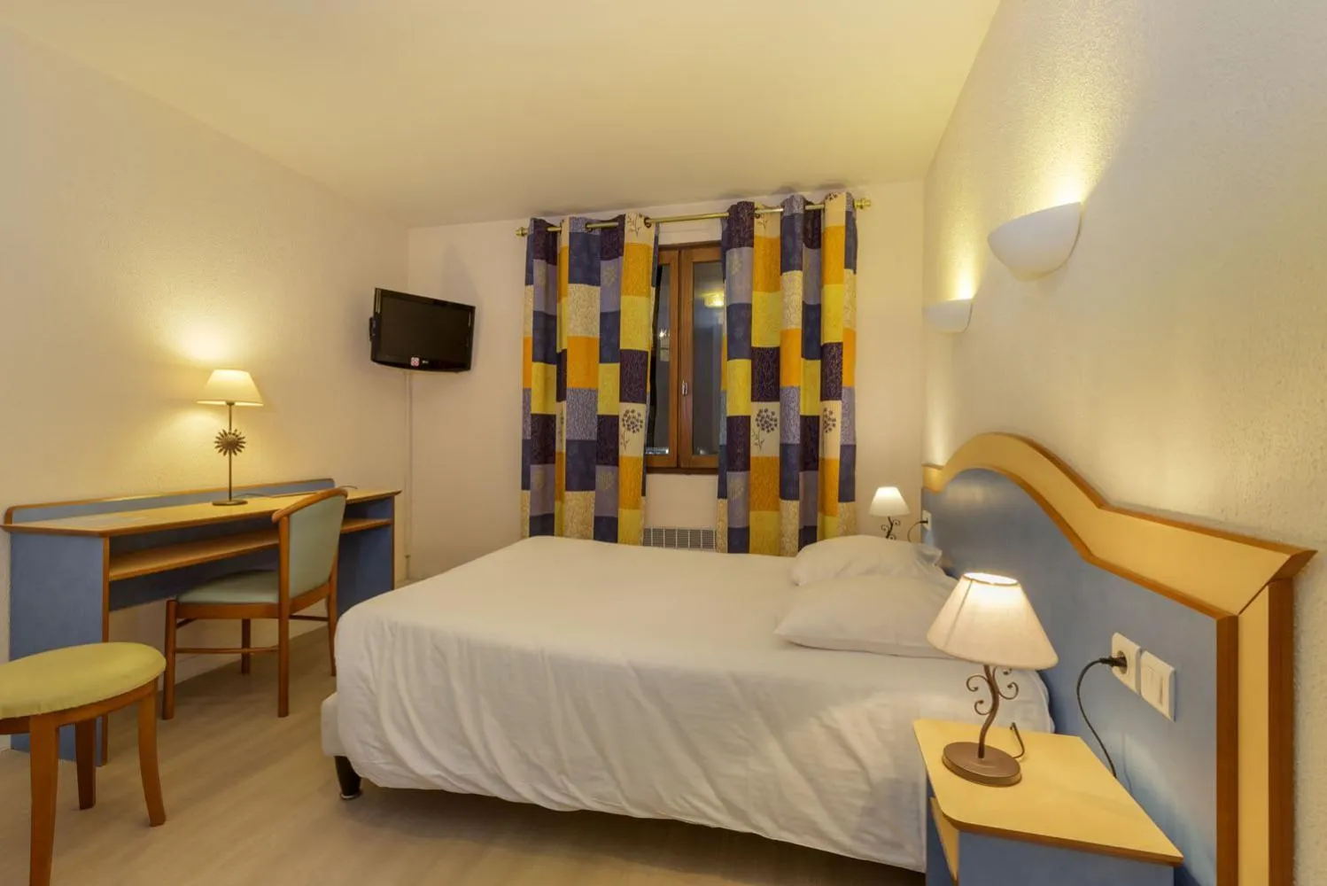 Photo of the whole room, Bed in Hôtel La Redoute