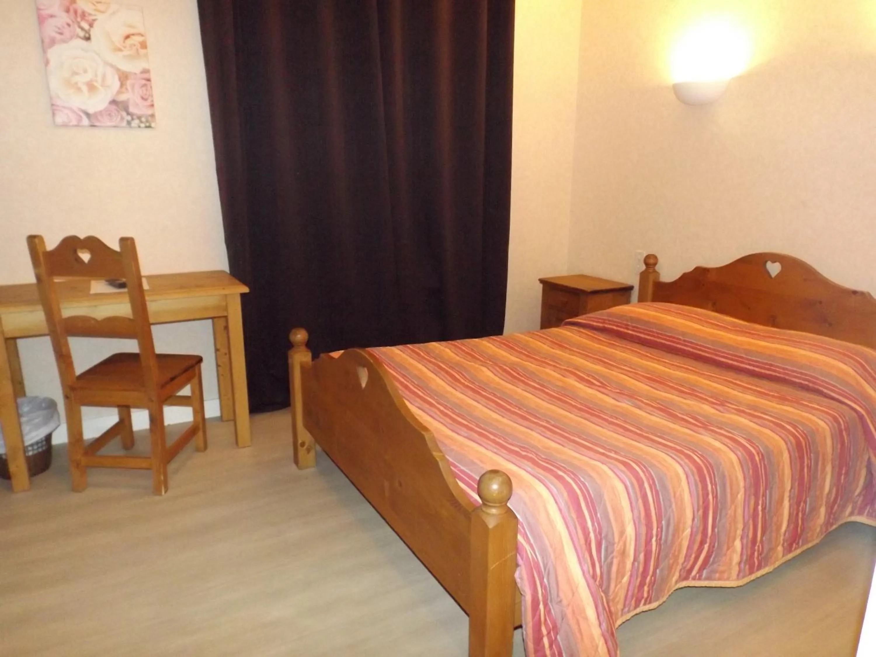 Photo of the whole room, Bed in Hôtel La Redoute