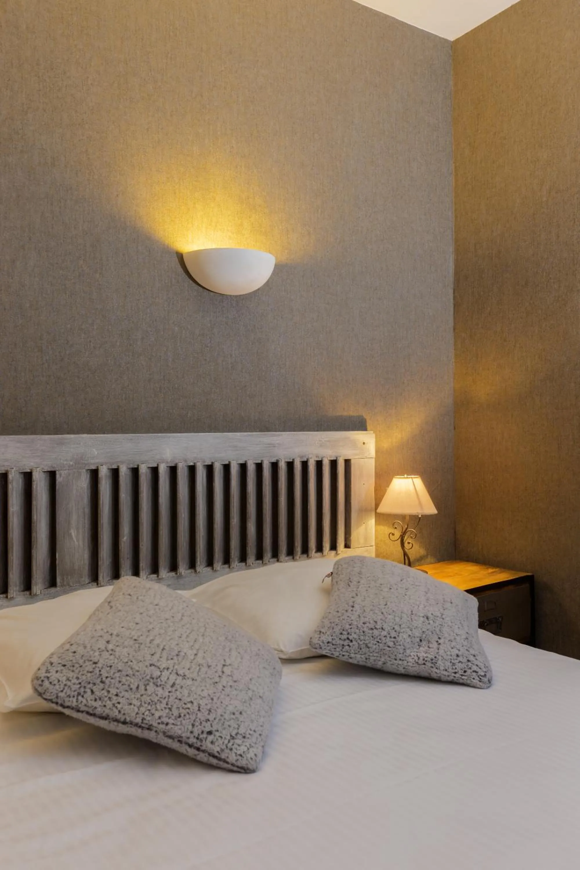 Decorative detail, Bed in Hôtel La Redoute