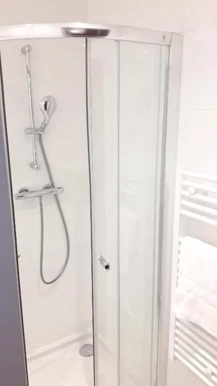 Shower in Hôtel Mazagran