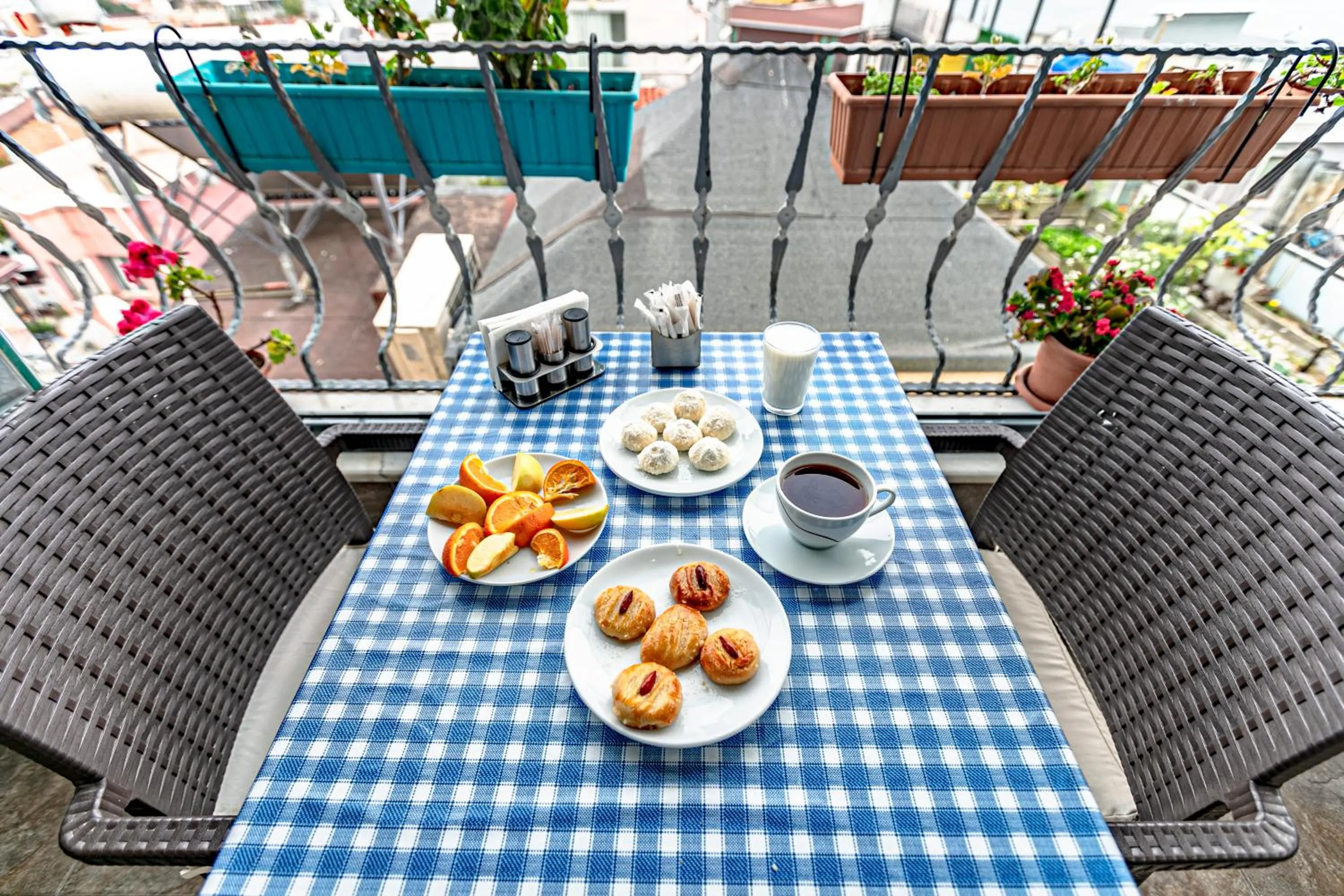 Restaurant/places to eat in Stanpoli Hostel