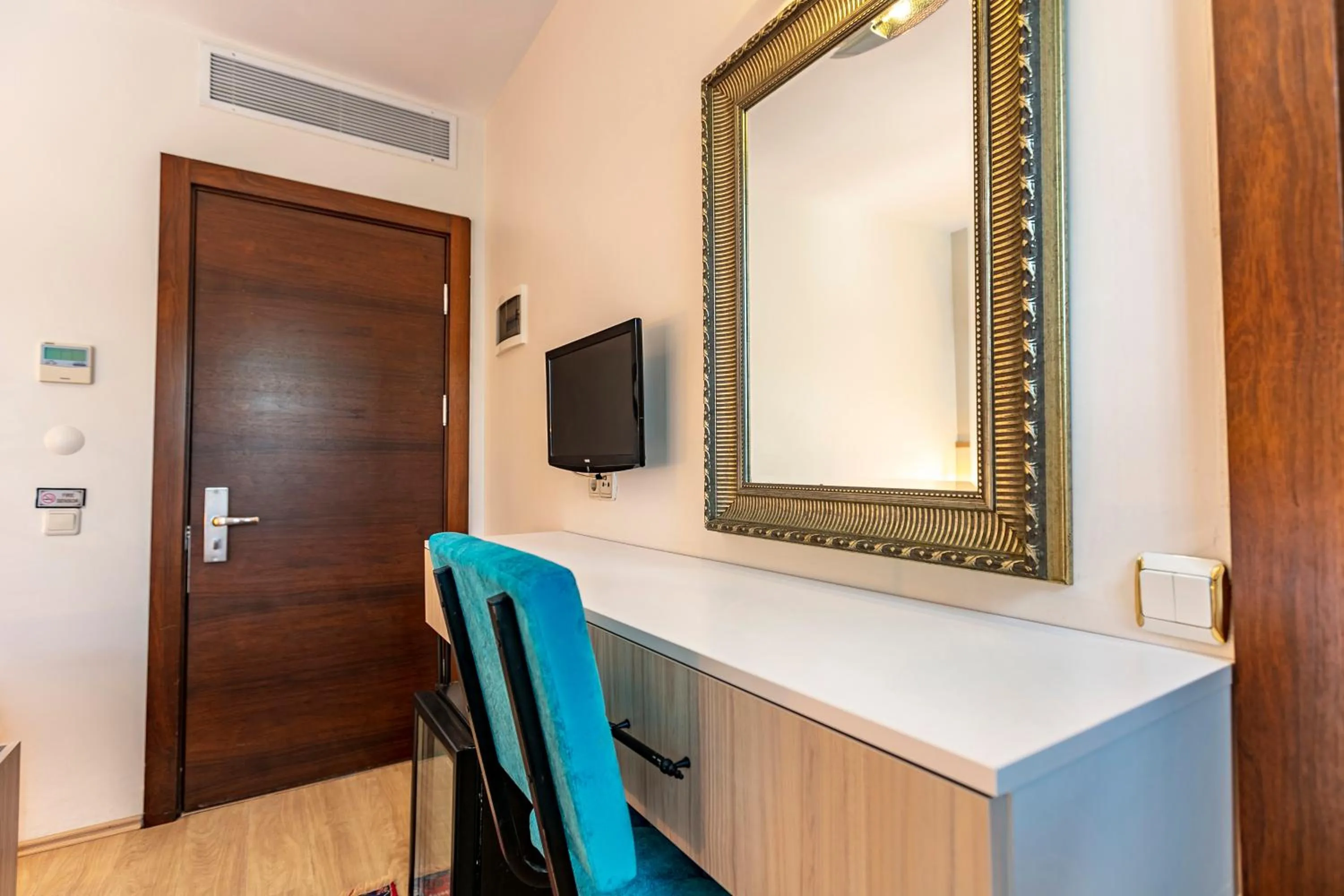 TV and multimedia in Stanpoli Hostel