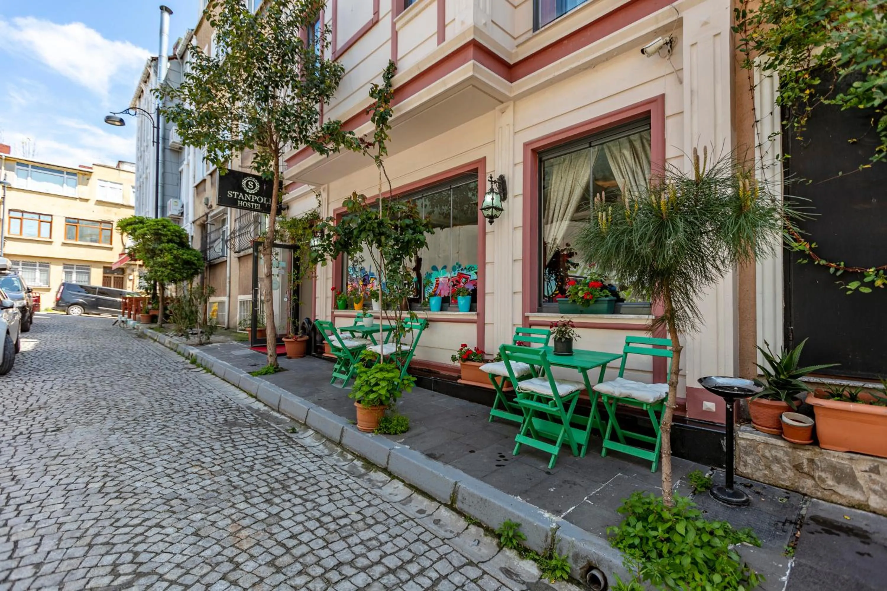 Property building in Stanpoli Hostel