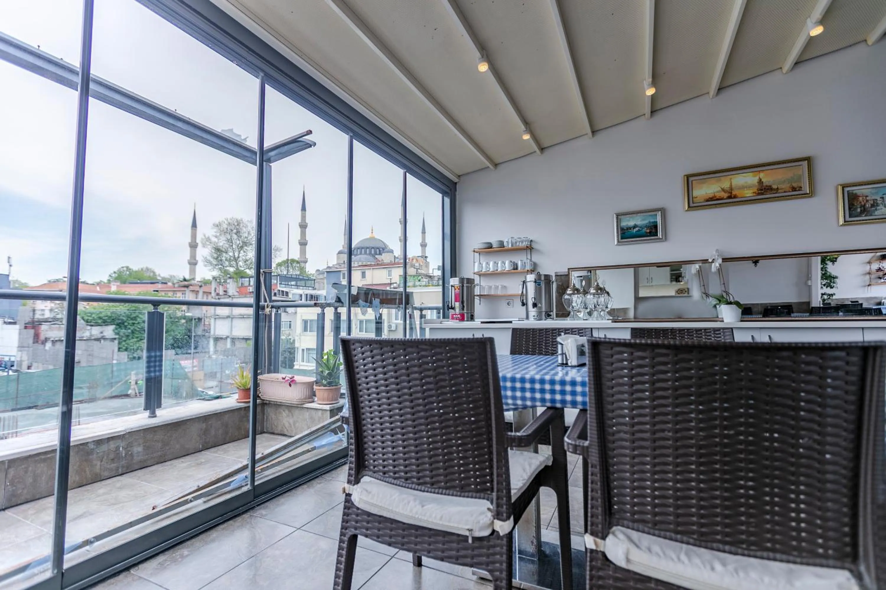 Restaurant/places to eat in Stanpoli Hostel