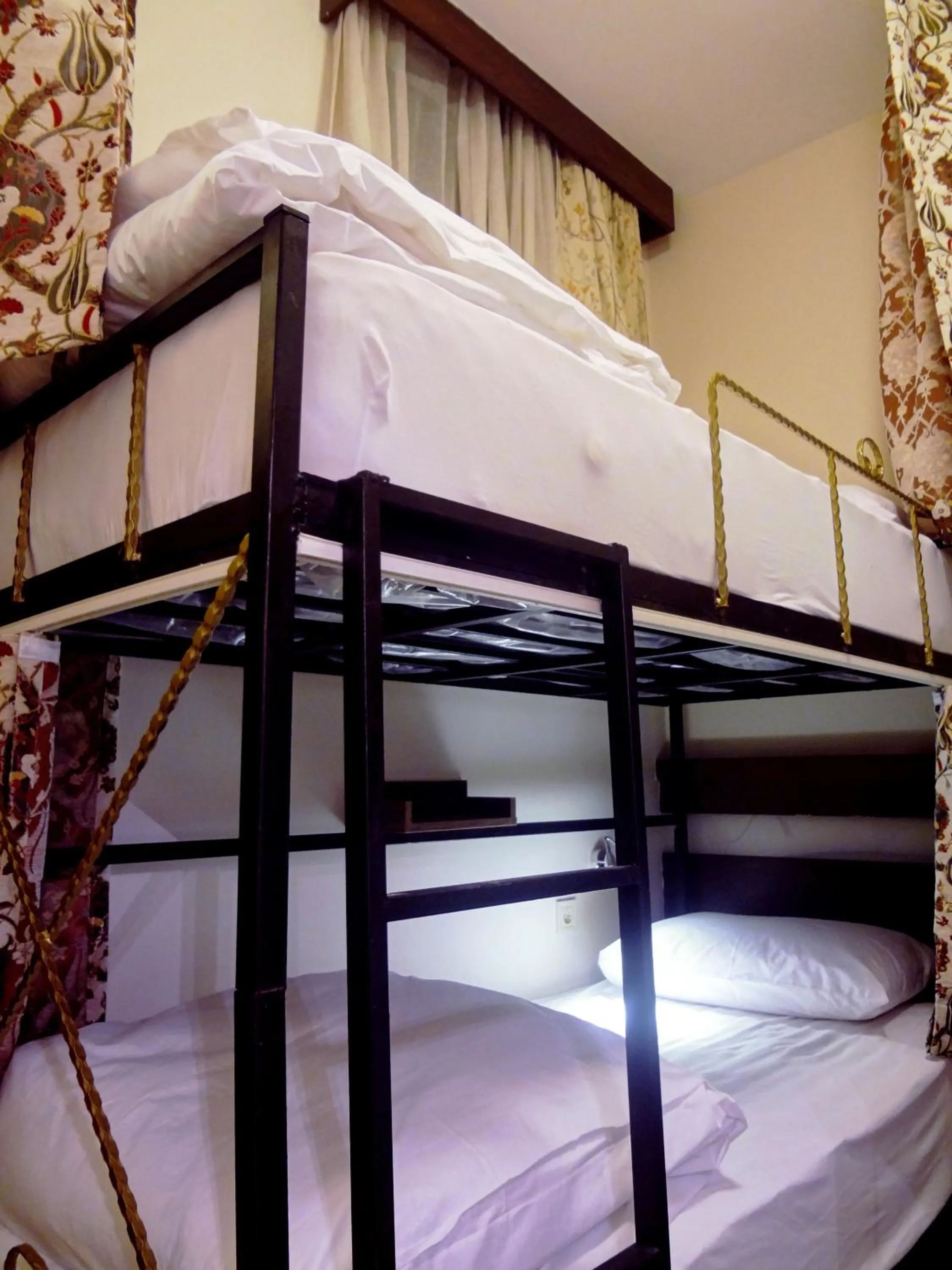 bunk bed, Bed in Stanpoli Hostel
