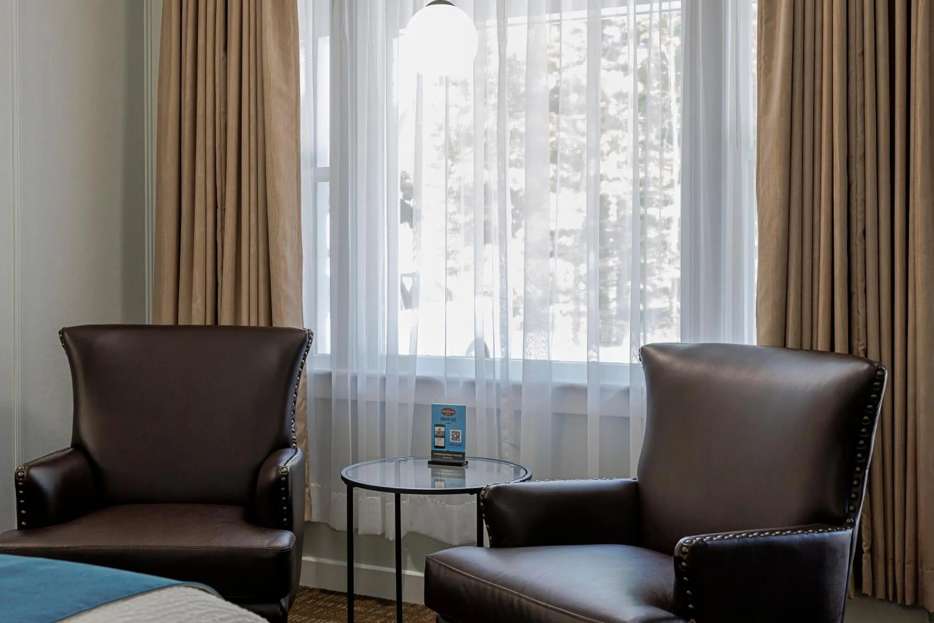 Seating area in Highbrook Motel