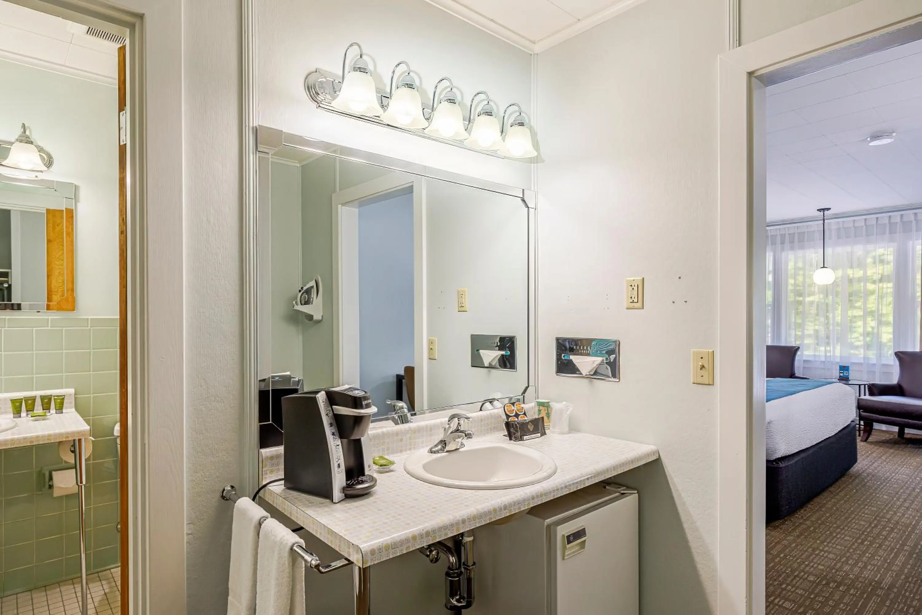 Bathroom, Bed in Highbrook Motel
